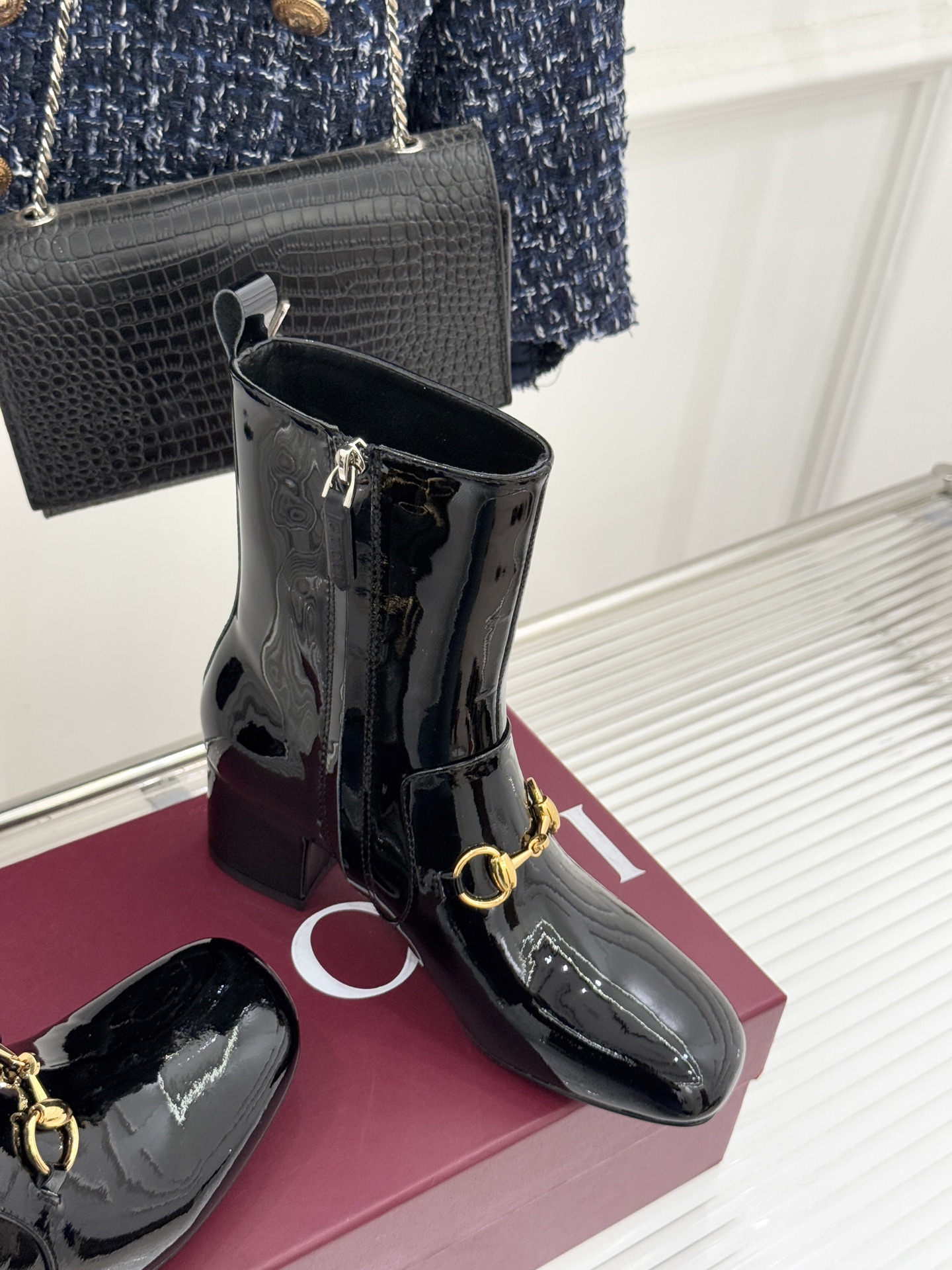 Gucci/古驰25WF新品马衔扣圆头粗跟短靴这款短靴以标志性马衔扣贯穿设计古银镀层雕琢出时光质感成为鞋