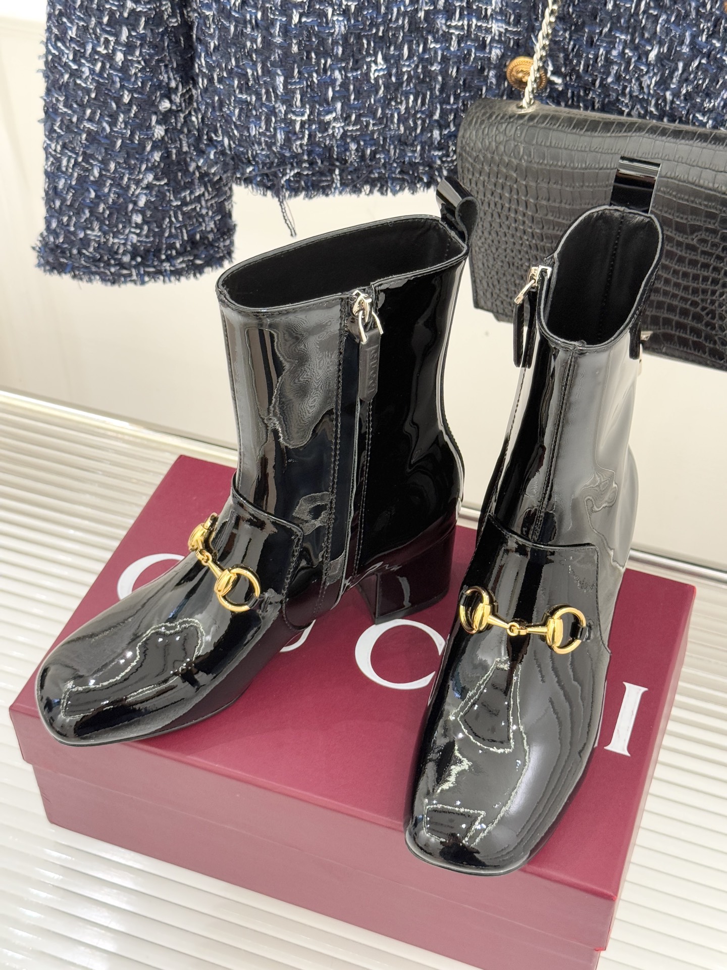 Gucci/古驰25WF新品马衔扣圆头粗跟短靴这款短靴以标志性马衔扣贯穿设计古银镀层雕琢出时光质感成为鞋