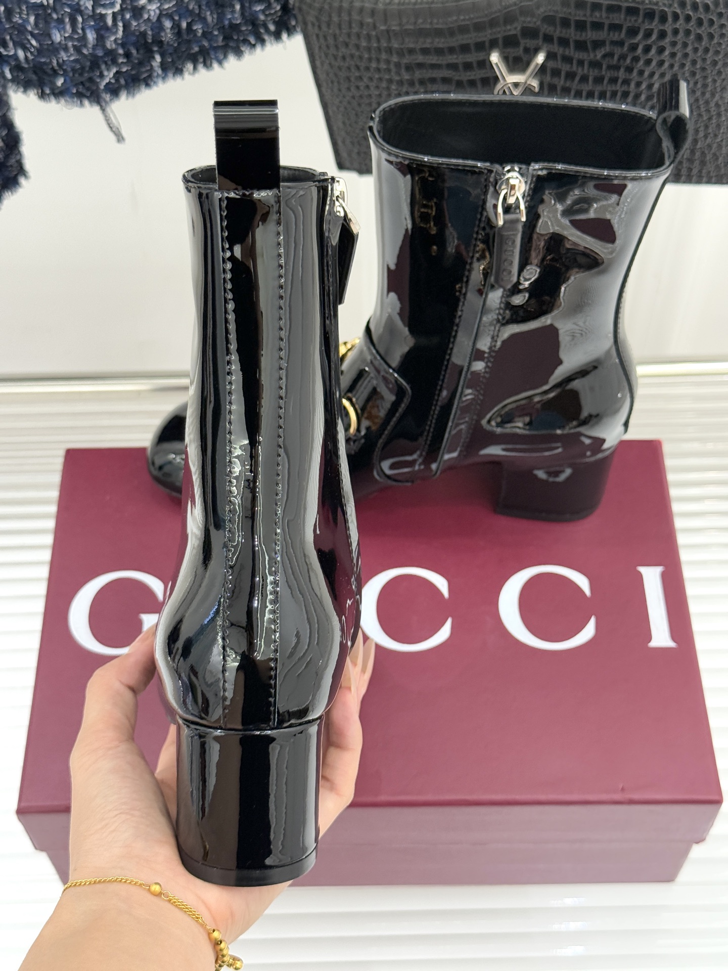 Gucci/古驰25WF新品马衔扣圆头粗跟短靴这款短靴以标志性马衔扣贯穿设计古银镀层雕琢出时光质感成为鞋