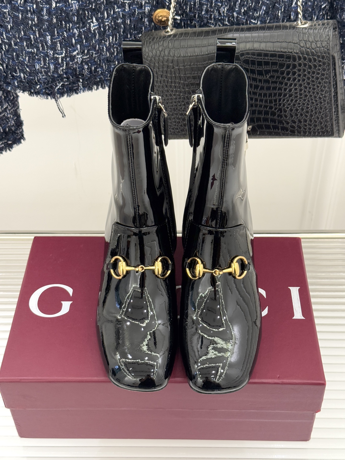 Gucci/古驰25WF新品马衔扣圆头粗跟短靴这款短靴以标志性马衔扣贯穿设计古银镀层雕琢出时光质感成为鞋