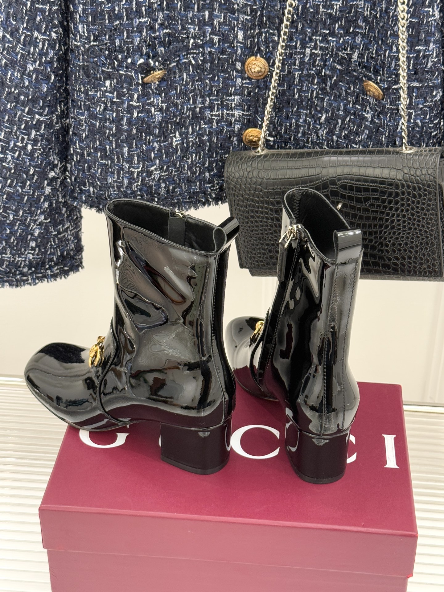 Gucci/古驰25WF新品马衔扣圆头粗跟短靴这款短靴以标志性马衔扣贯穿设计古银镀层雕琢出时光质感成为鞋