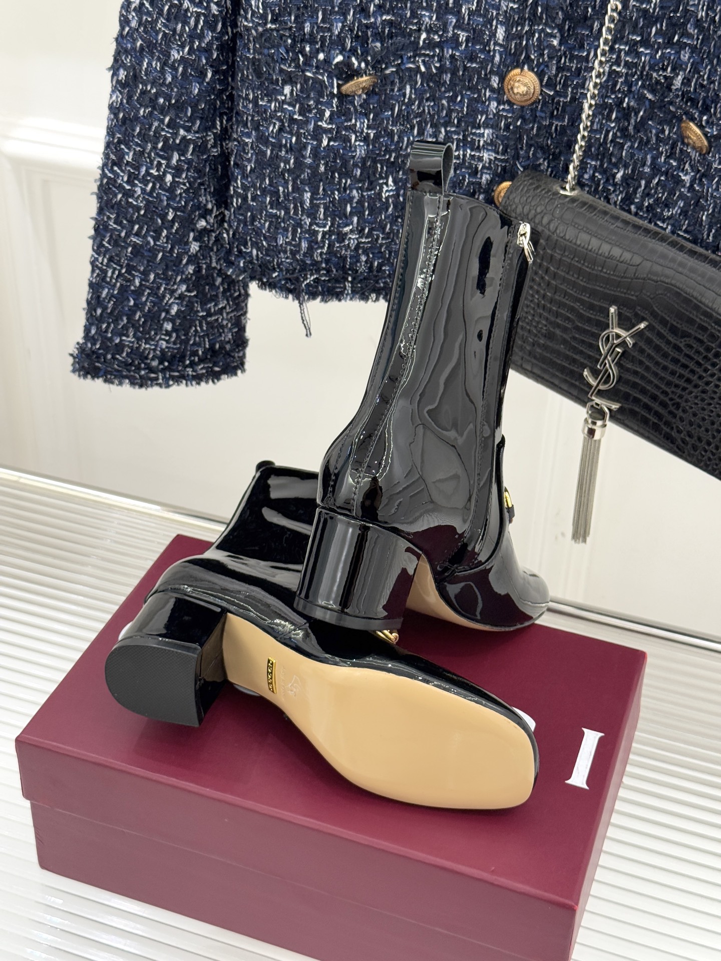 Gucci/古驰25WF新品马衔扣圆头粗跟短靴这款短靴以标志性马衔扣贯穿设计古银镀层雕琢出时光质感成为鞋