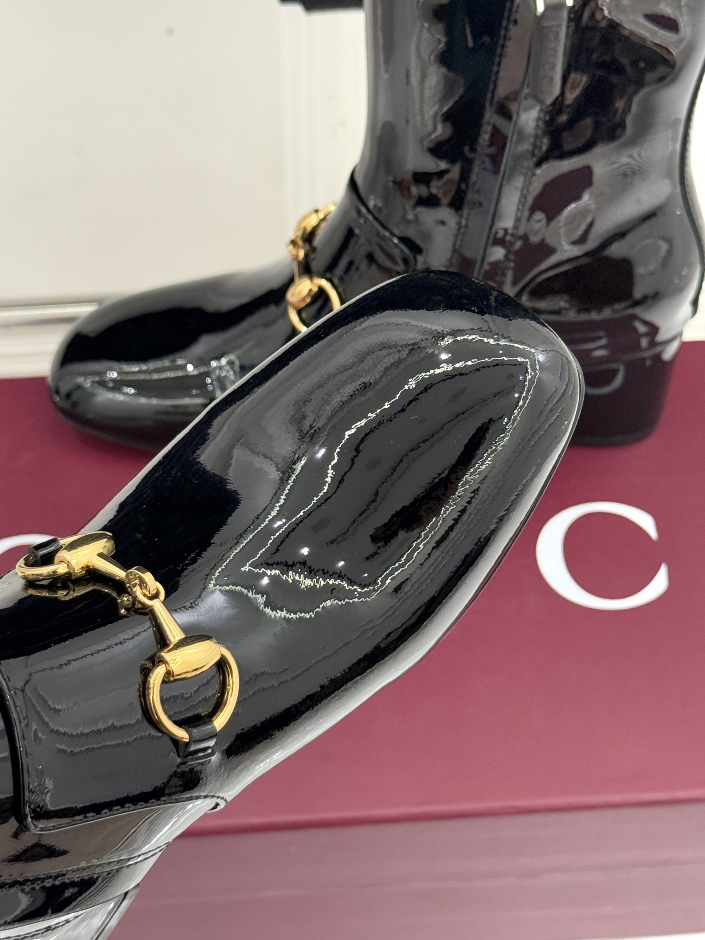 Gucci/古驰25WF新品马衔扣圆头粗跟短靴这款短靴以标志性马衔扣贯穿设计古银镀层雕琢出时光质感成为鞋