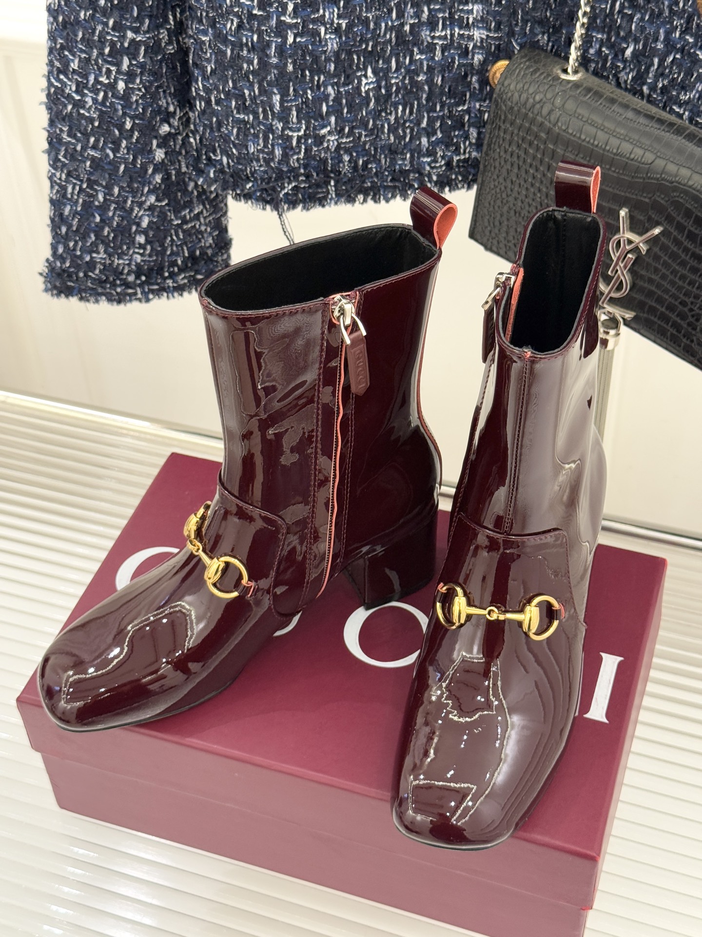 Gucci/古驰25WF新品马衔扣圆头粗跟短靴这款短靴以标志性马衔扣贯穿设计古银镀层雕琢出时光质感成为鞋