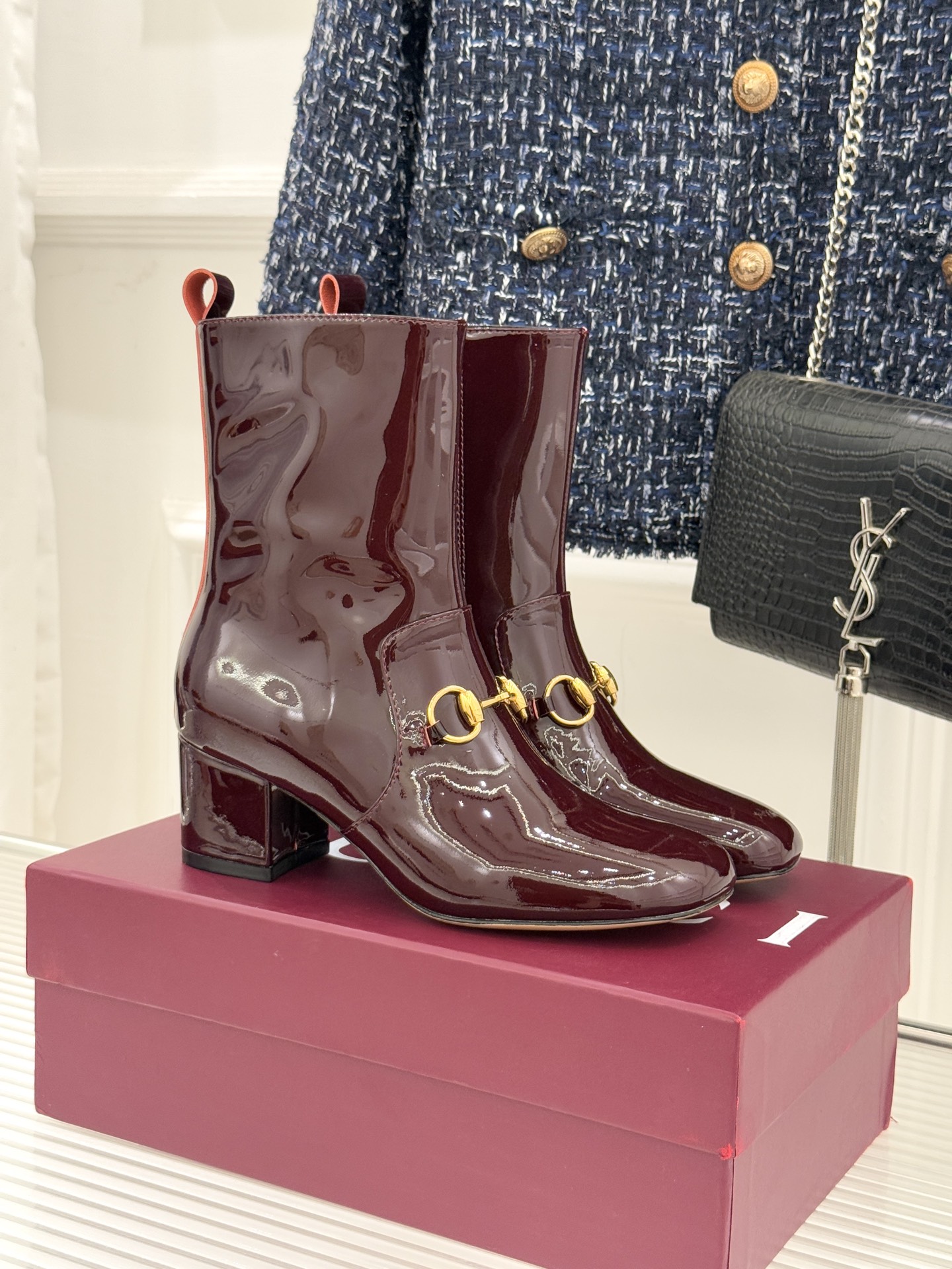 Gucci/古驰25WF新品马衔扣圆头粗跟短靴这款短靴以标志性马衔扣贯穿设计古银镀层雕琢出时光质感成为鞋