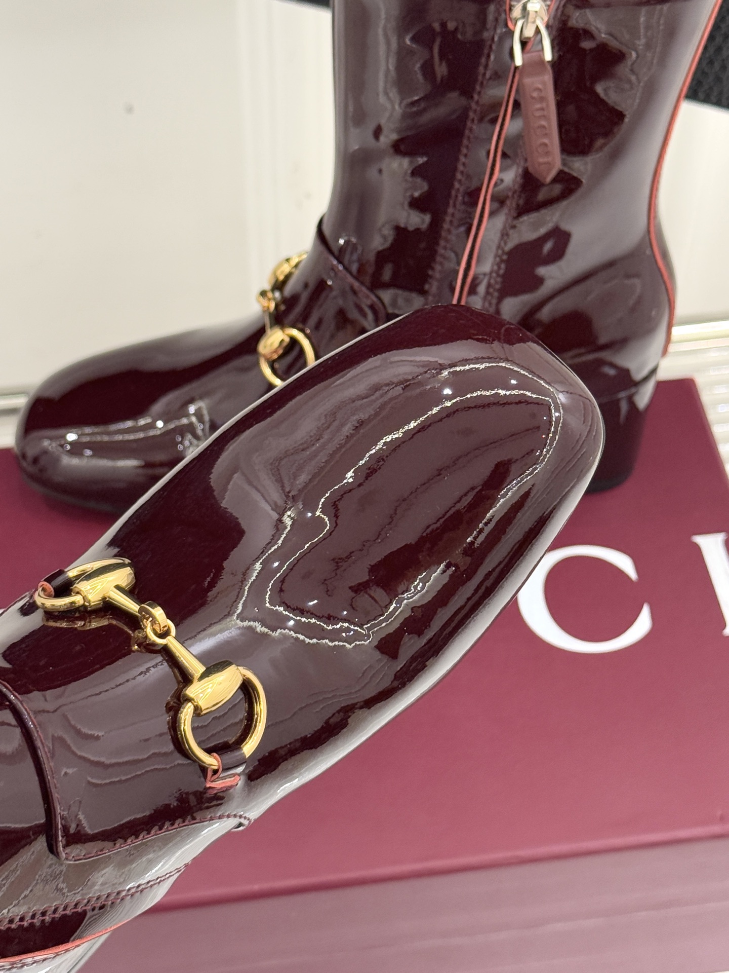 Gucci/古驰25WF新品马衔扣圆头粗跟短靴这款短靴以标志性马衔扣贯穿设计古银镀层雕琢出时光质感成为鞋