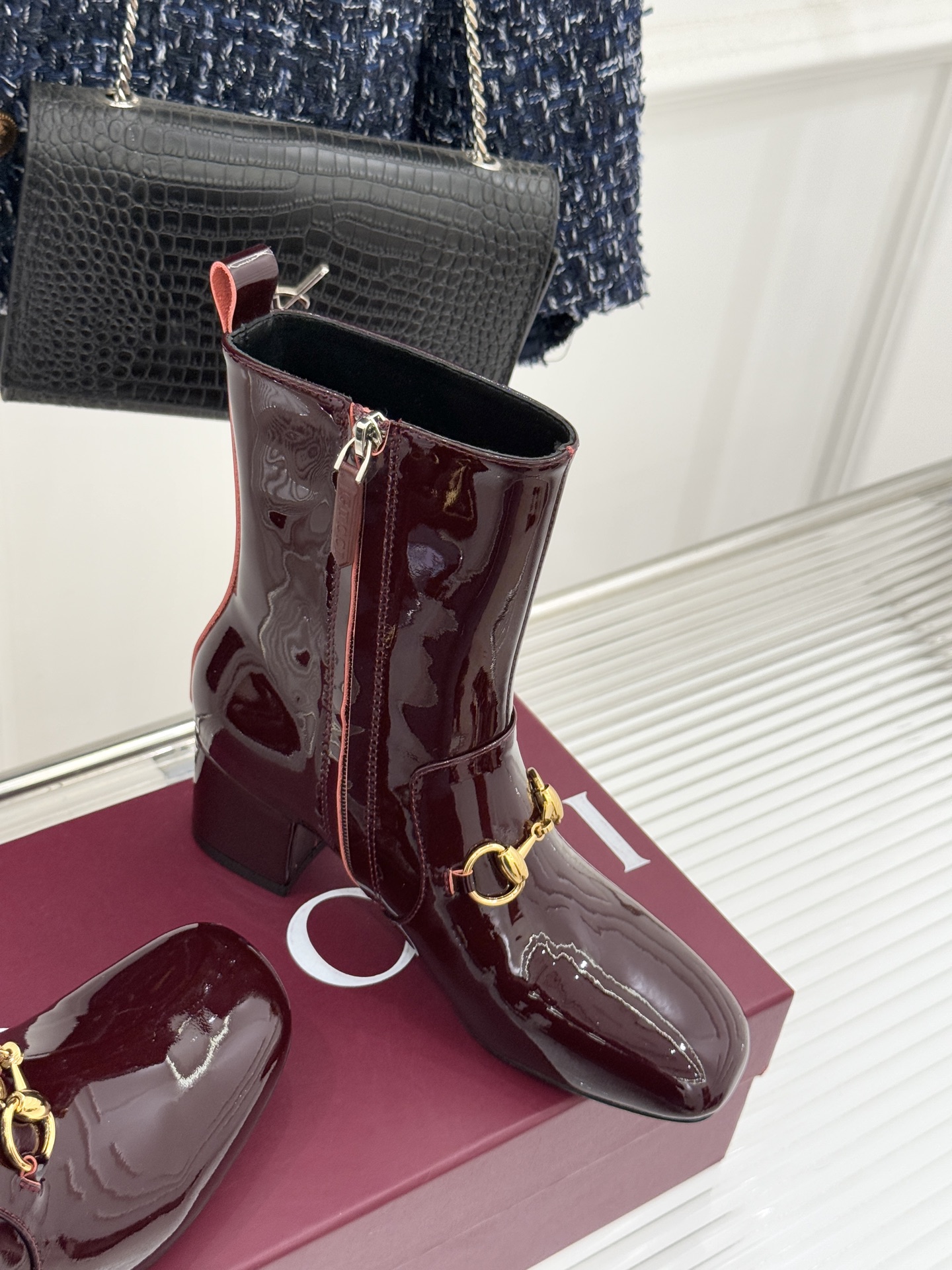 Gucci/古驰25WF新品马衔扣圆头粗跟短靴这款短靴以标志性马衔扣贯穿设计古银镀层雕琢出时光质感成为鞋