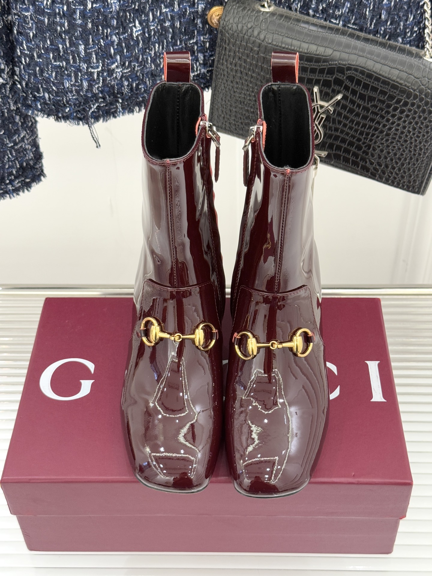 Gucci/古驰25WF新品马衔扣圆头粗跟短靴这款短靴以标志性马衔扣贯穿设计古银镀层雕琢出时光质感成为鞋