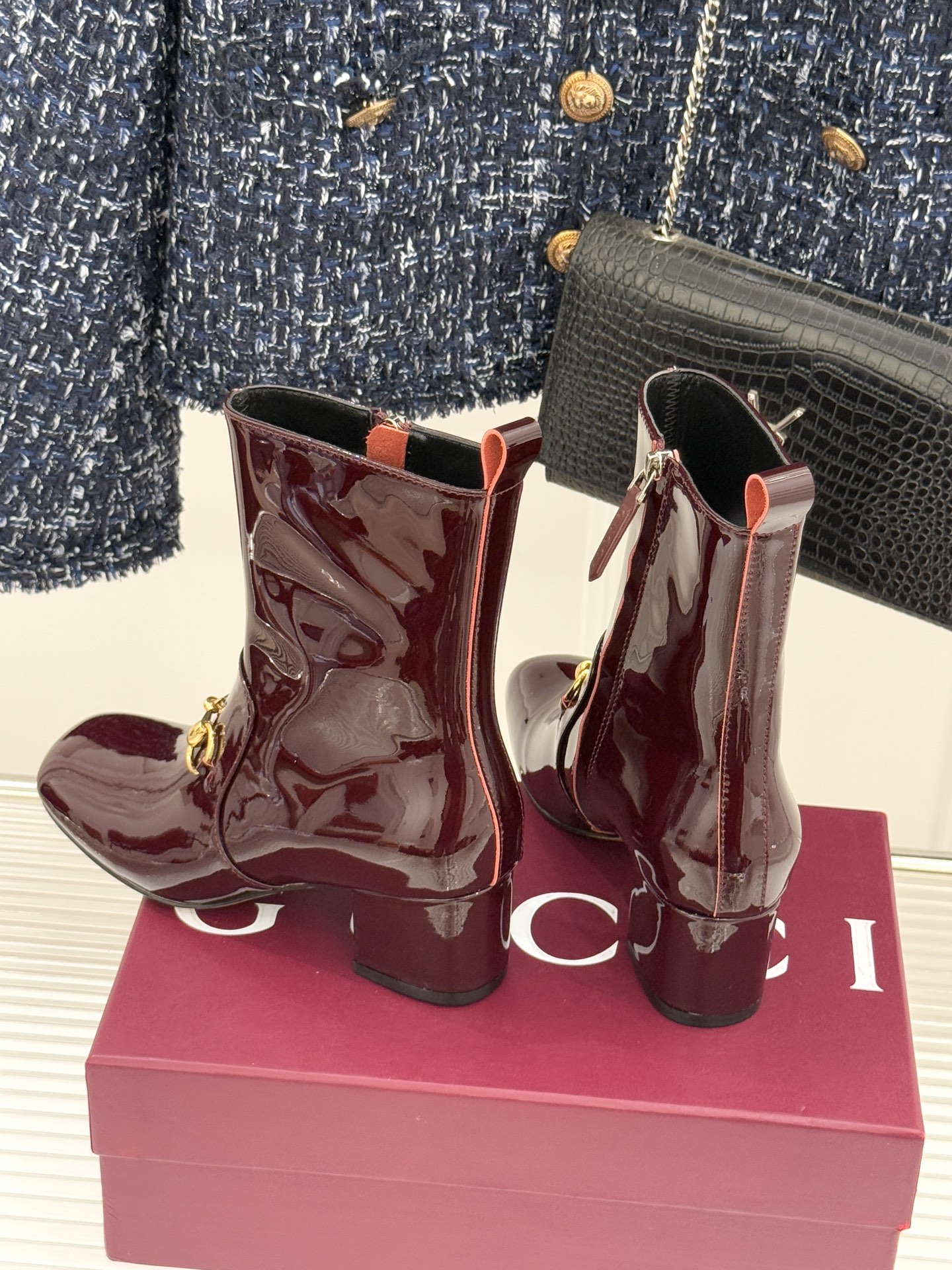 Gucci/古驰25WF新品马衔扣圆头粗跟短靴这款短靴以标志性马衔扣贯穿设计古银镀层雕琢出时光质感成为鞋