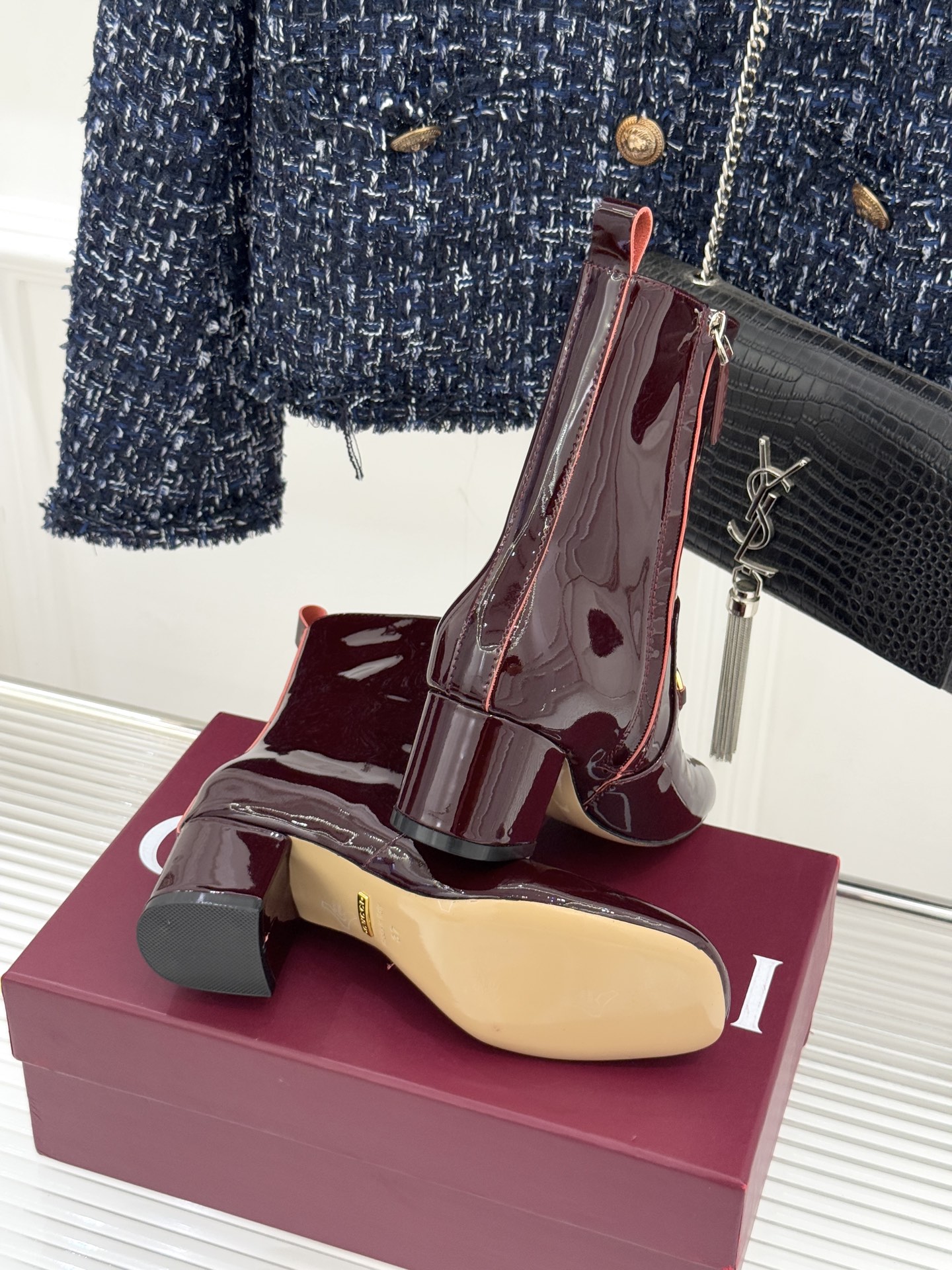 Gucci/古驰25WF新品马衔扣圆头粗跟短靴这款短靴以标志性马衔扣贯穿设计古银镀层雕琢出时光质感成为鞋