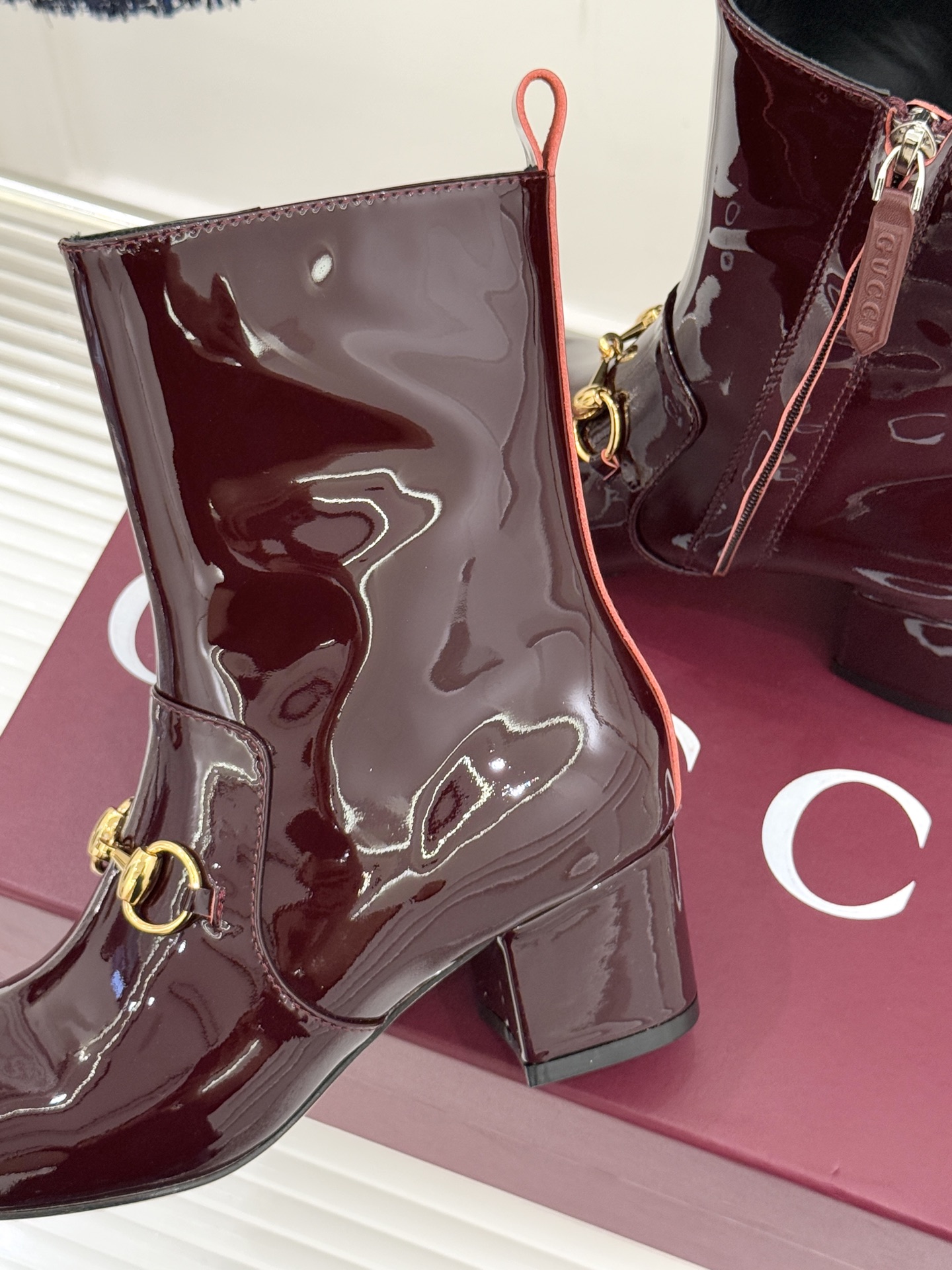 Gucci/古驰25WF新品马衔扣圆头粗跟短靴这款短靴以标志性马衔扣贯穿设计古银镀层雕琢出时光质感成为鞋