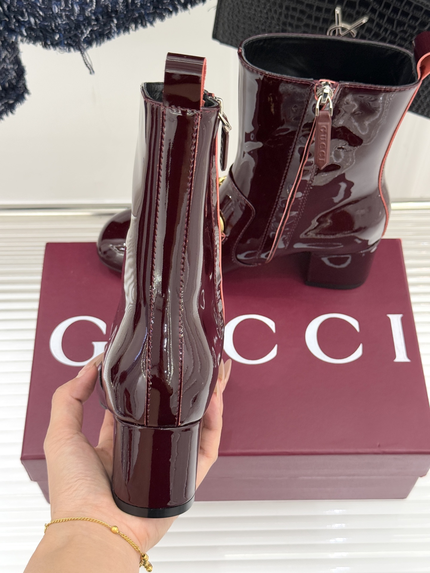 Gucci/古驰25WF新品马衔扣圆头粗跟短靴这款短靴以标志性马衔扣贯穿设计古银镀层雕琢出时光质感成为鞋