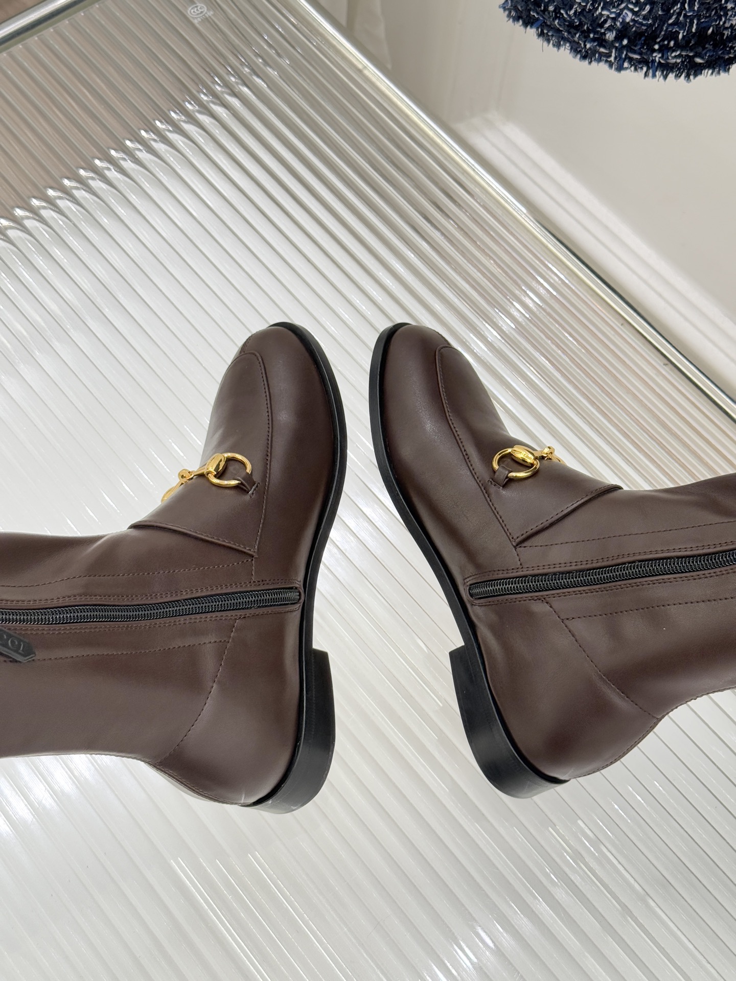 Gucci/古驰经典双G马衔扣复古乐福弹力靴当百年马术基因邂逅现代穿着哲学这款弹力靴便有了跨越时光的魅力