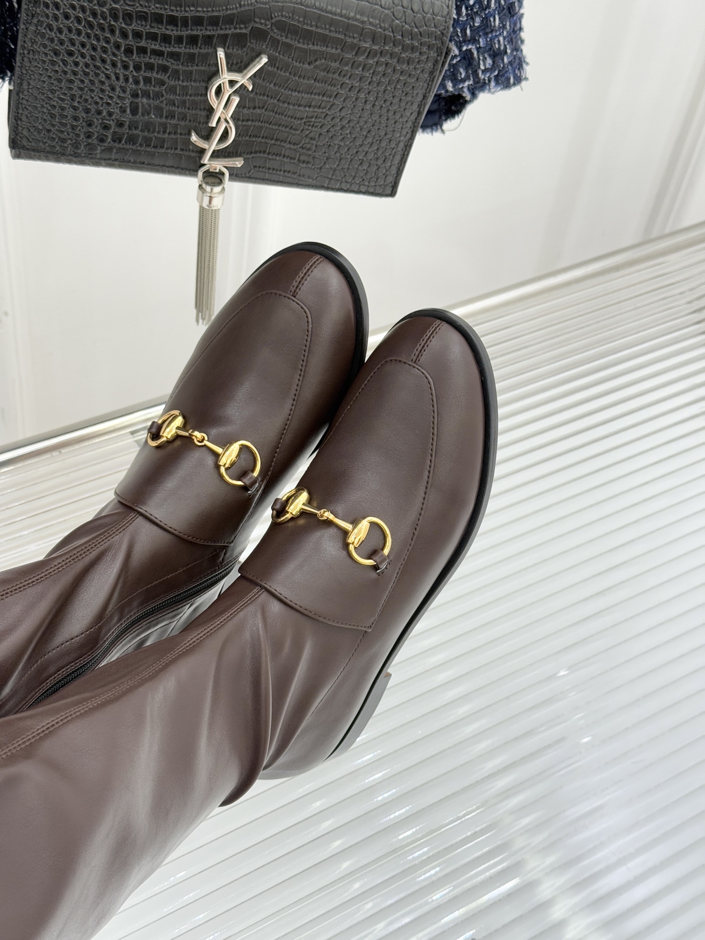 Gucci/古驰经典双G马衔扣复古乐福弹力靴当百年马术基因邂逅现代穿着哲学这款弹力靴便有了跨越时光的魅力