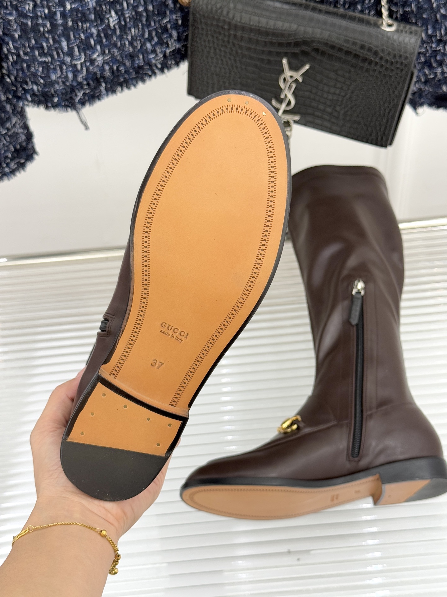 Gucci/古驰经典双G马衔扣复古乐福弹力靴当百年马术基因邂逅现代穿着哲学这款弹力靴便有了跨越时光的魅力