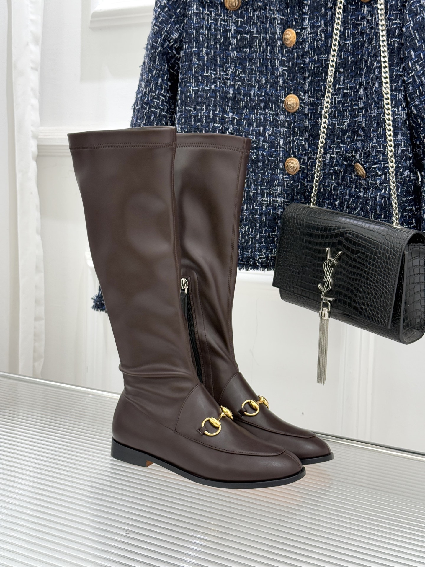 Gucci/古驰经典双G马衔扣复古乐福弹力靴当百年马术基因邂逅现代穿着哲学这款弹力靴便有了跨越时光的魅力