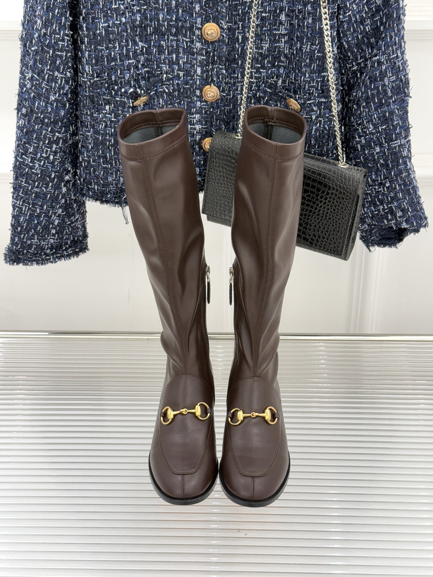 Gucci/古驰经典双G马衔扣复古乐福弹力靴当百年马术基因邂逅现代穿着哲学这款弹力靴便有了跨越时光的魅力