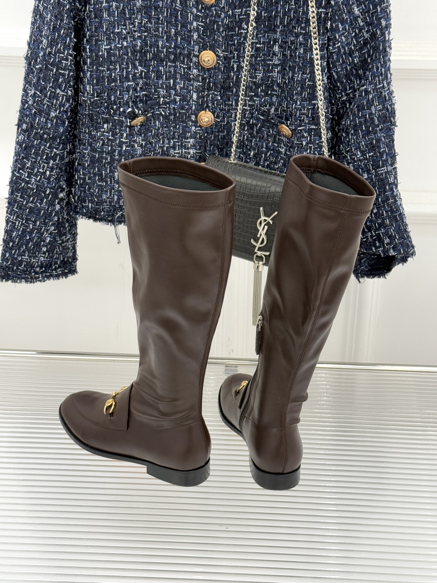 Gucci/古驰经典双G马衔扣复古乐福弹力靴当百年马术基因邂逅现代穿着哲学这款弹力靴便有了跨越时光的魅力