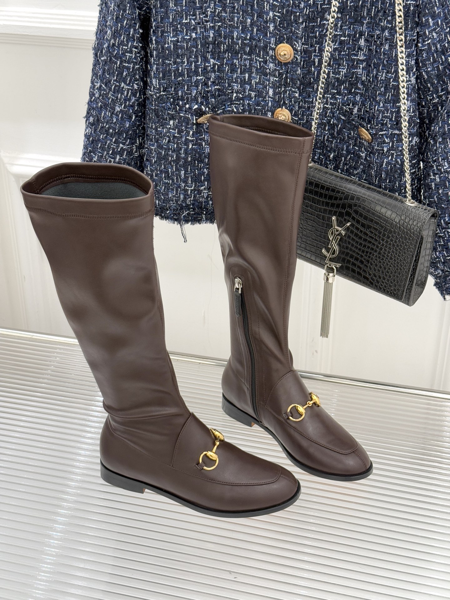 Gucci/古驰经典双G马衔扣复古乐福弹力靴当百年马术基因邂逅现代穿着哲学这款弹力靴便有了跨越时光的魅力