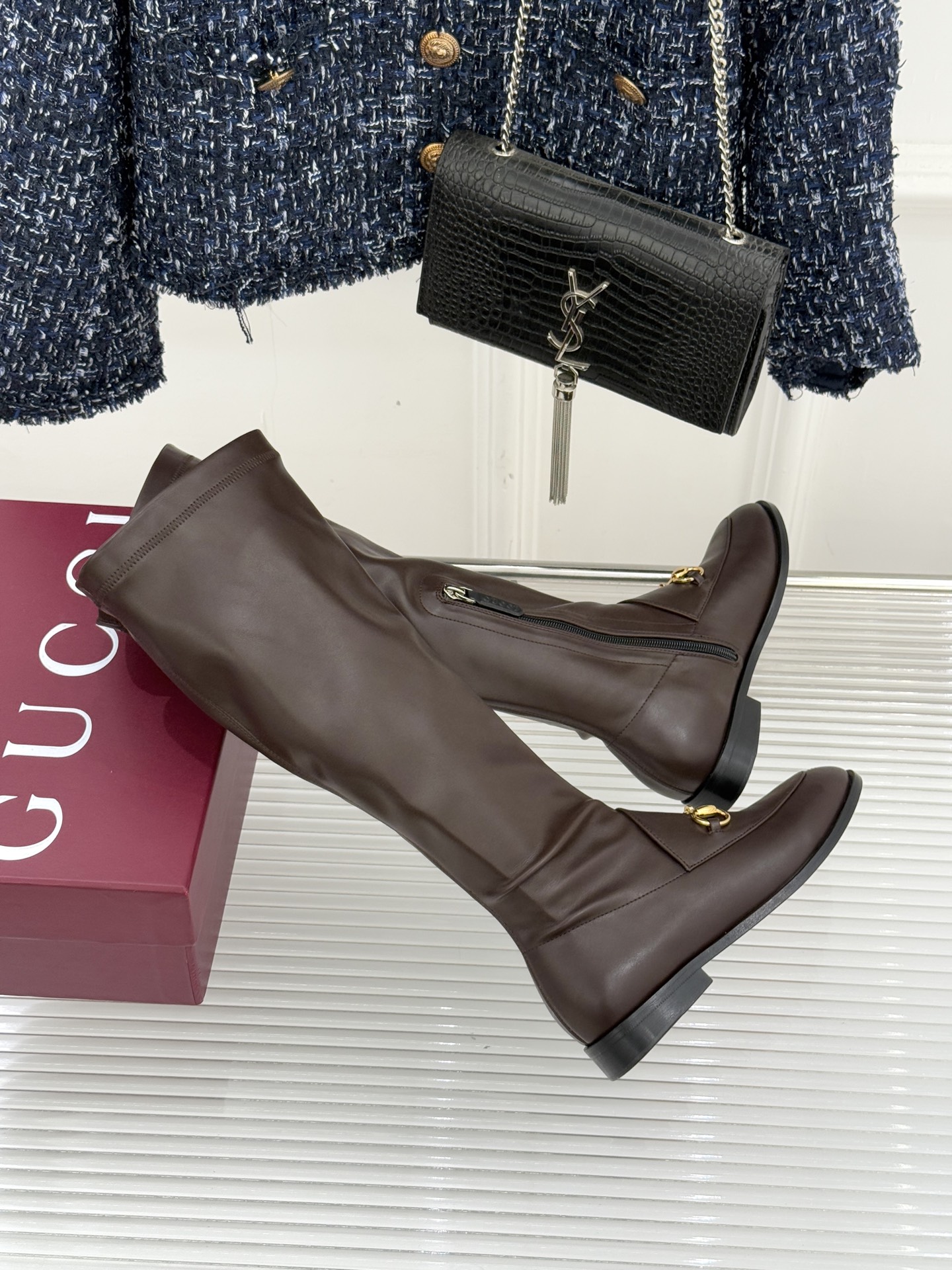 Gucci/古驰经典双G马衔扣复古乐福弹力靴当百年马术基因邂逅现代穿着哲学这款弹力靴便有了跨越时光的魅力