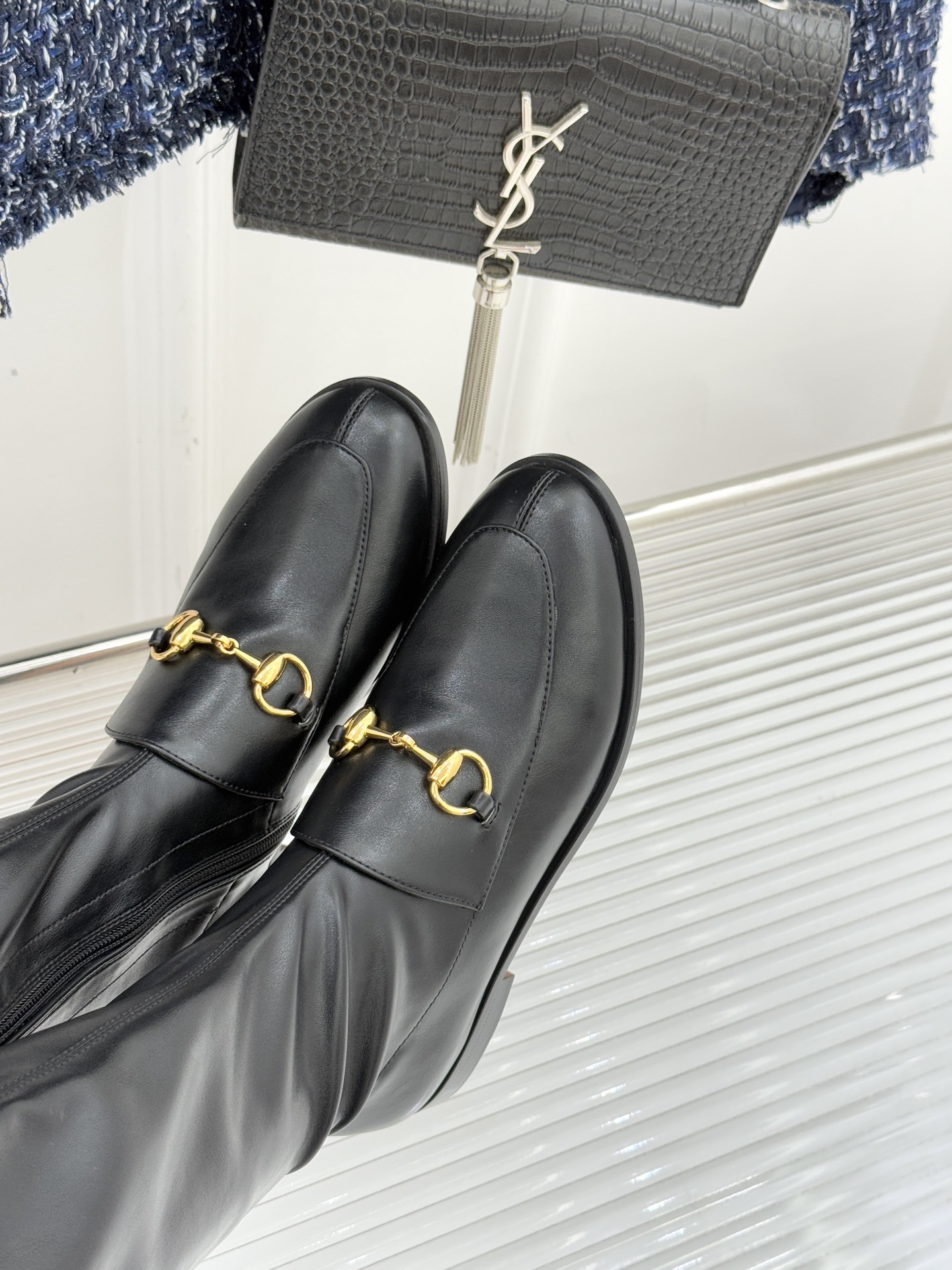 Gucci/古驰经典双G马衔扣复古乐福弹力靴当百年马术基因邂逅现代穿着哲学这款弹力靴便有了跨越时光的魅力