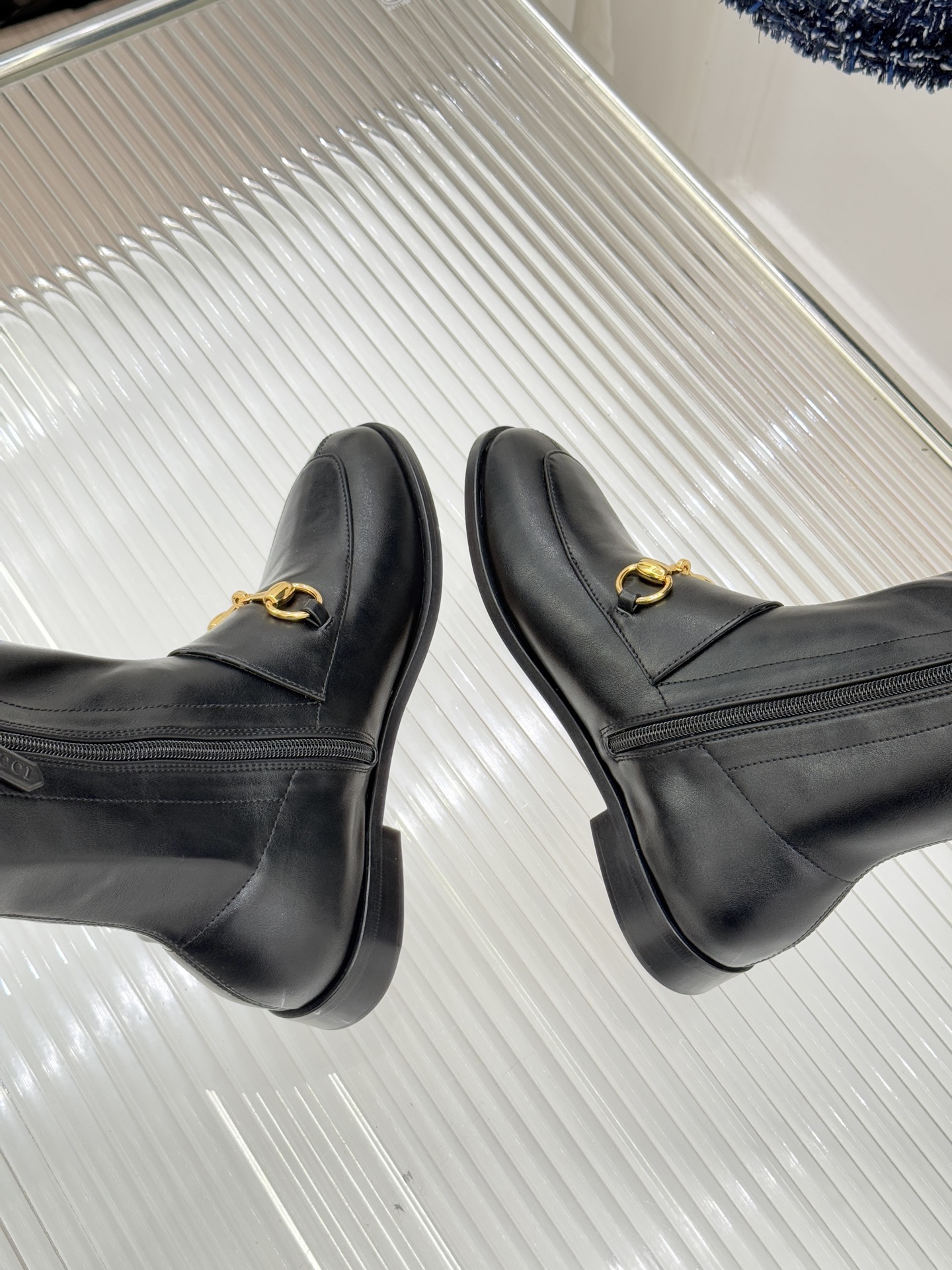 Gucci/古驰经典双G马衔扣复古乐福弹力靴当百年马术基因邂逅现代穿着哲学这款弹力靴便有了跨越时光的魅力