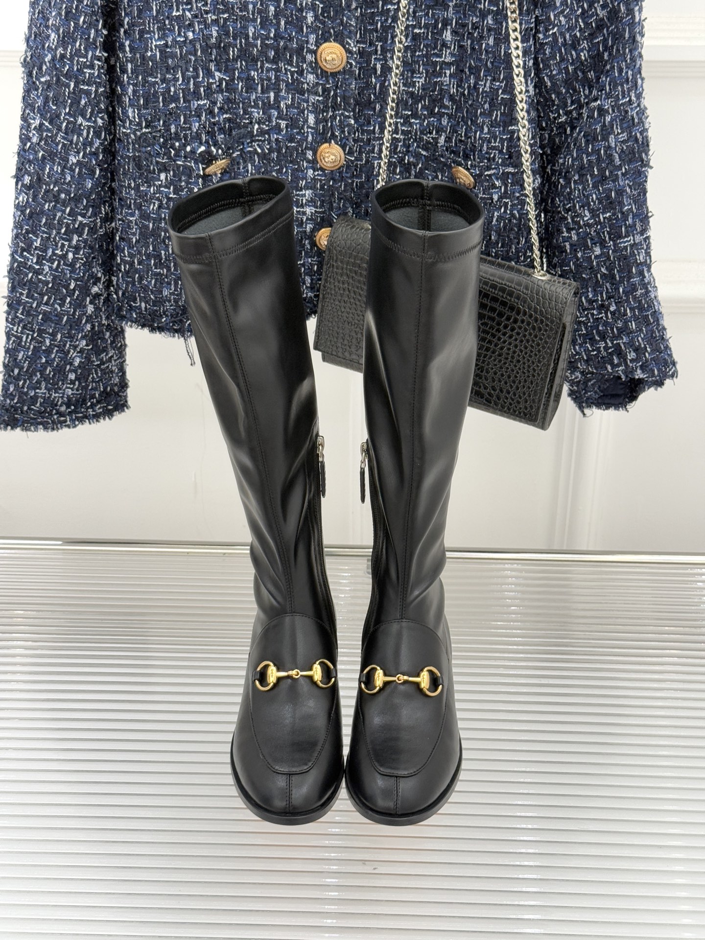 Gucci/古驰经典双G马衔扣复古乐福弹力靴当百年马术基因邂逅现代穿着哲学这款弹力靴便有了跨越时光的魅力