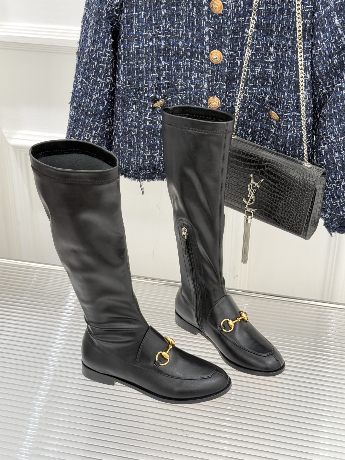 Gucci/古驰经典双G马衔扣复古乐福弹力靴当百年马术基因邂逅现代穿着哲学这款弹力靴便有了跨越时光的魅力