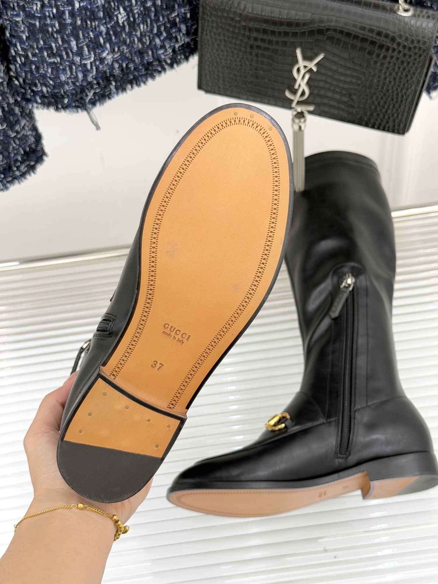 Gucci/古驰经典双G马衔扣复古乐福弹力靴当百年马术基因邂逅现代穿着哲学这款弹力靴便有了跨越时光的魅力