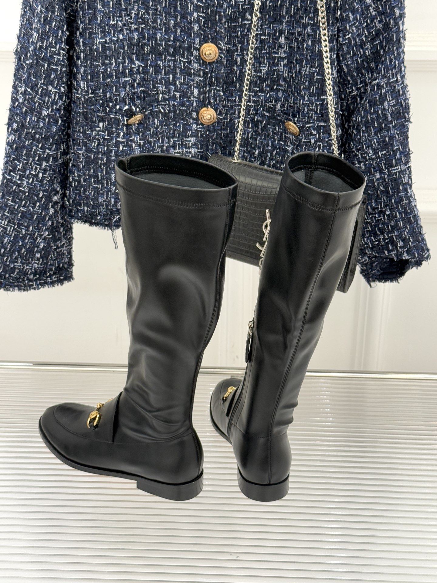 Gucci/古驰经典双G马衔扣复古乐福弹力靴当百年马术基因邂逅现代穿着哲学这款弹力靴便有了跨越时光的魅力