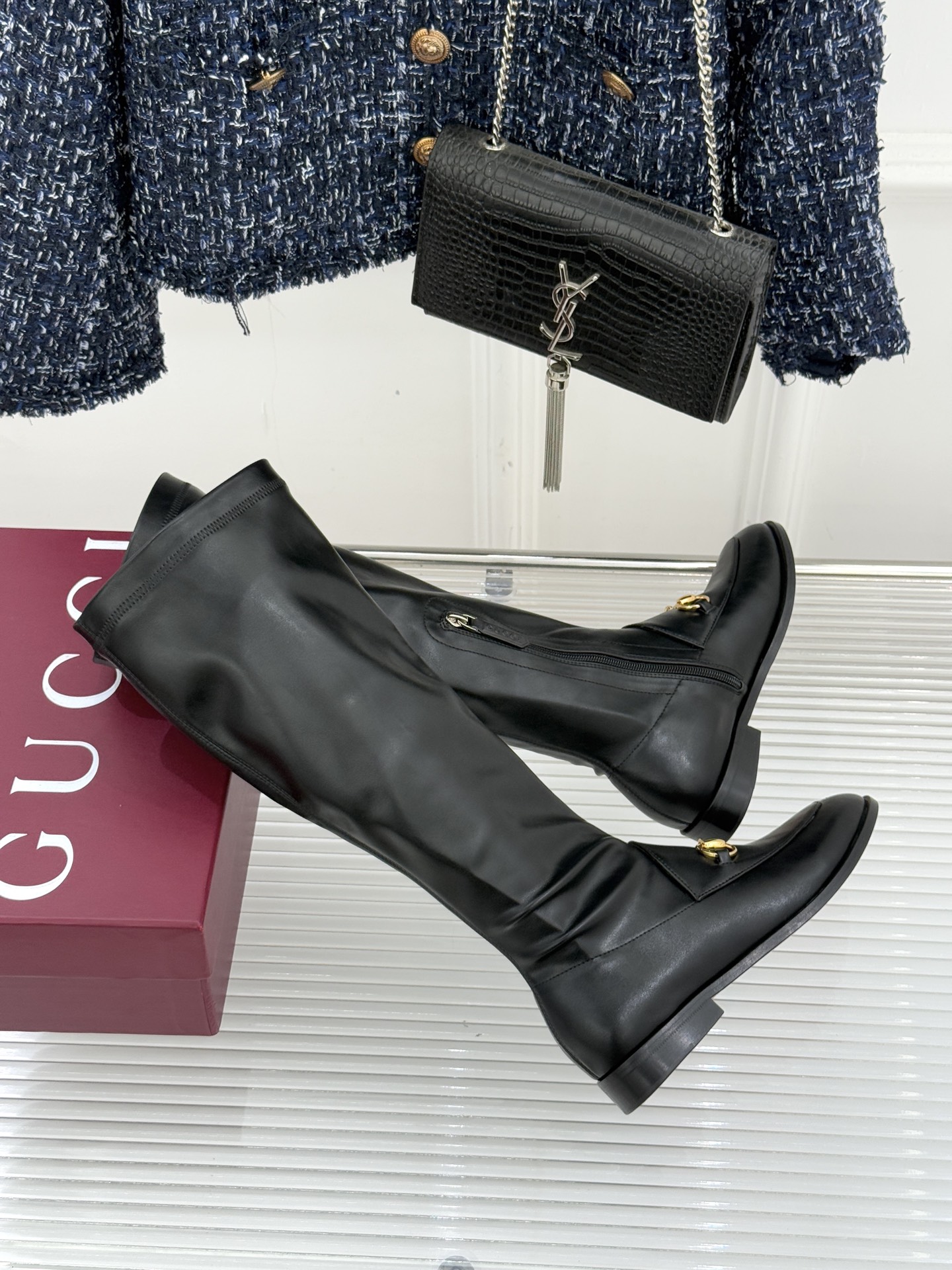 Gucci/古驰经典双G马衔扣复古乐福弹力靴当百年马术基因邂逅现代穿着哲学这款弹力靴便有了跨越时光的魅力