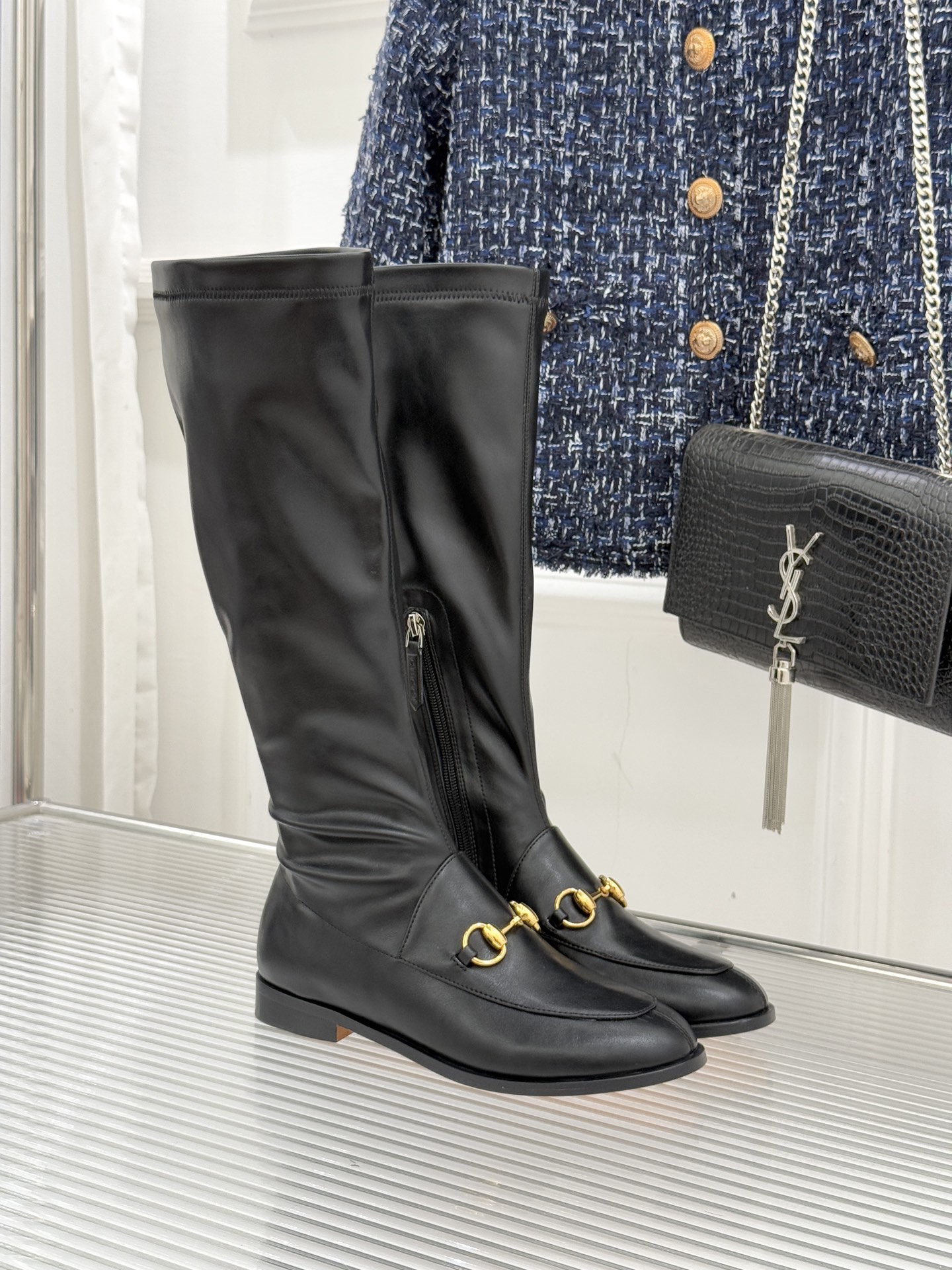 Gucci/古驰经典双G马衔扣复古乐福弹力靴当百年马术基因邂逅现代穿着哲学这款弹力靴便有了跨越时光的魅力