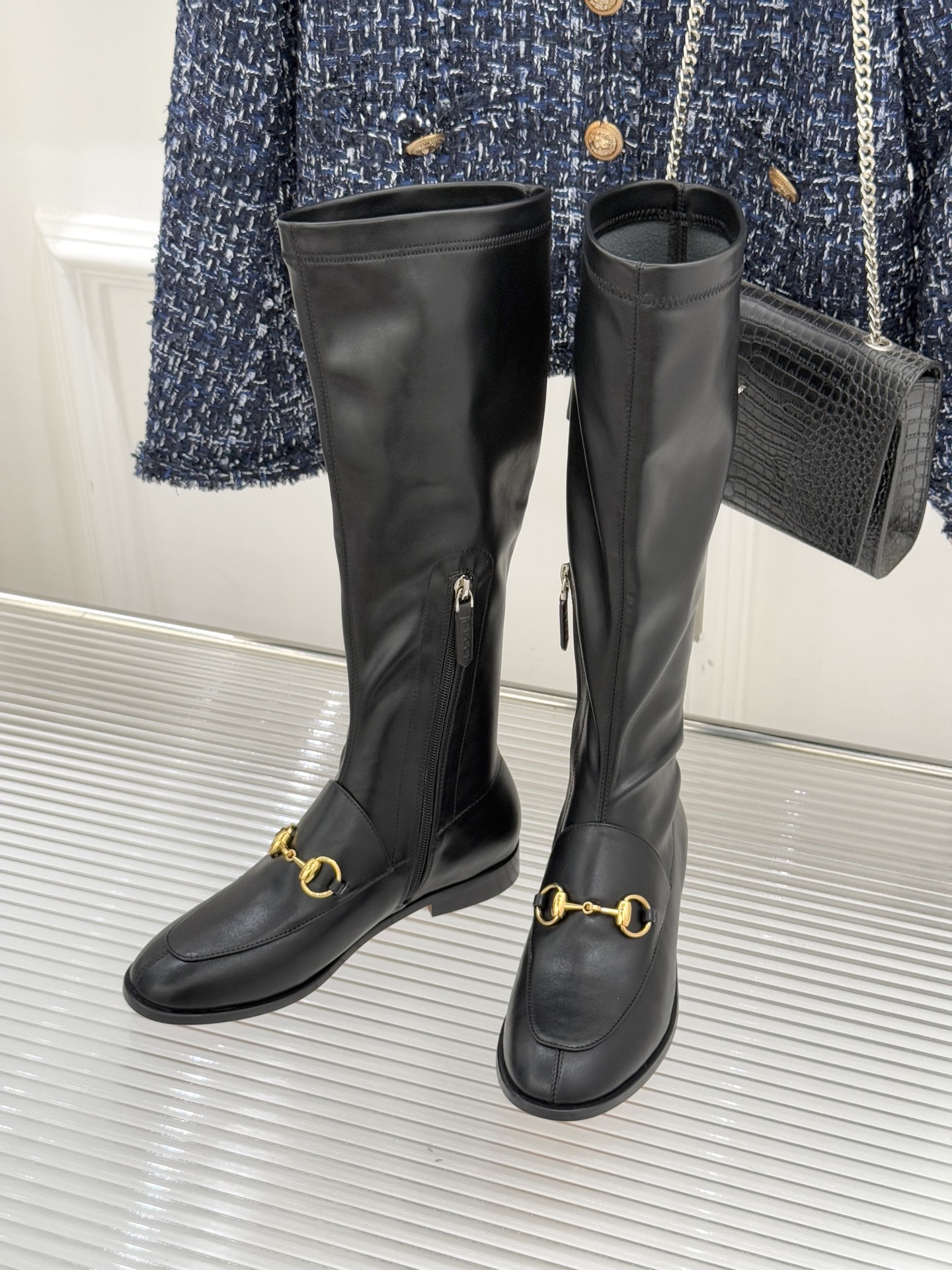 Gucci/古驰经典双G马衔扣复古乐福弹力靴当百年马术基因邂逅现代穿着哲学这款弹力靴便有了跨越时光的魅力