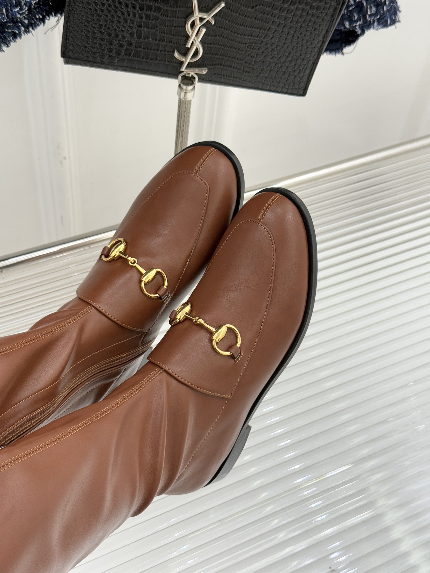 Gucci/古驰经典双G马衔扣复古乐福弹力靴当百年马术基因邂逅现代穿着哲学这款弹力靴便有了跨越时光的魅力