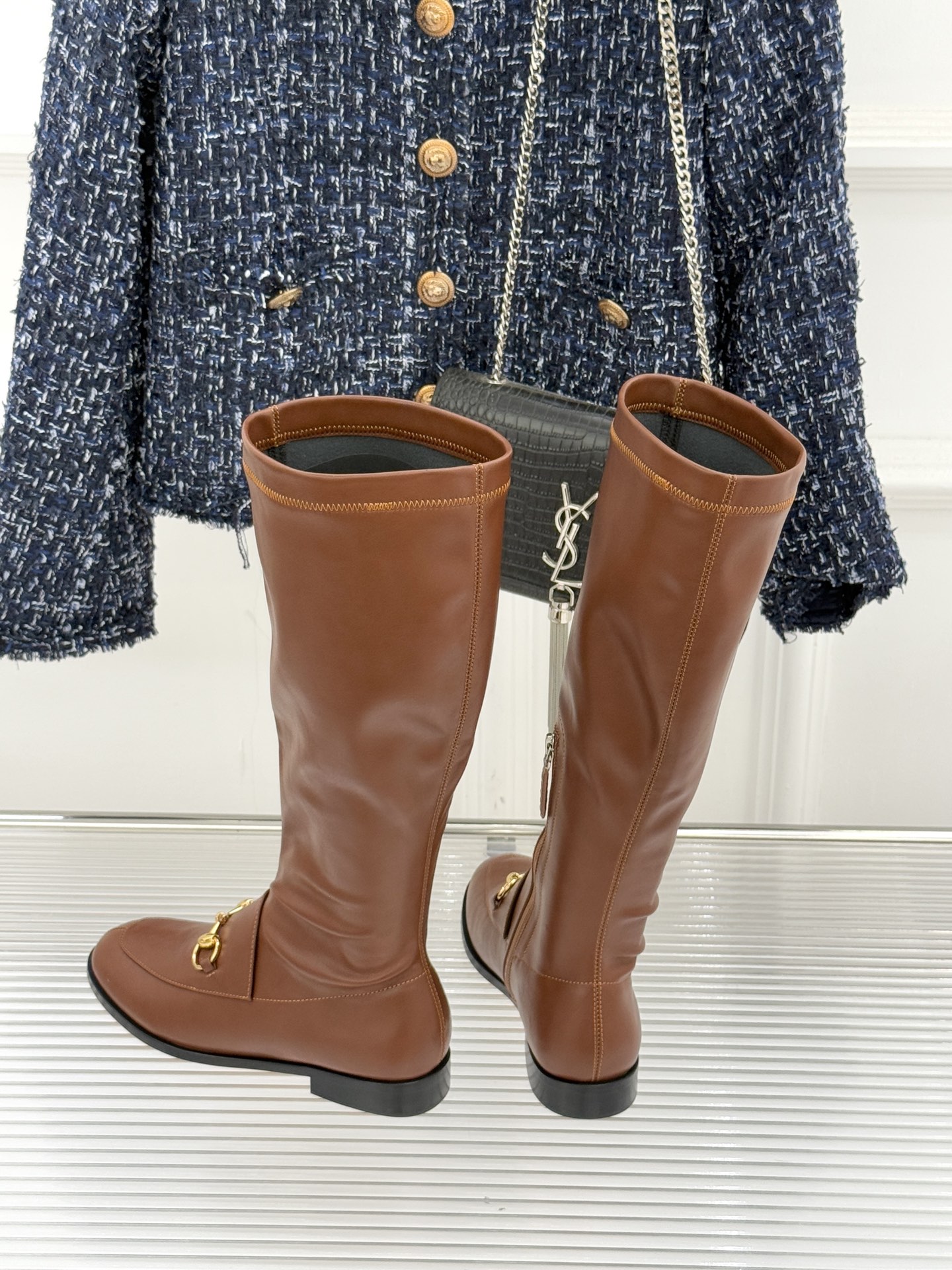 Gucci/古驰经典双G马衔扣复古乐福弹力靴当百年马术基因邂逅现代穿着哲学这款弹力靴便有了跨越时光的魅力