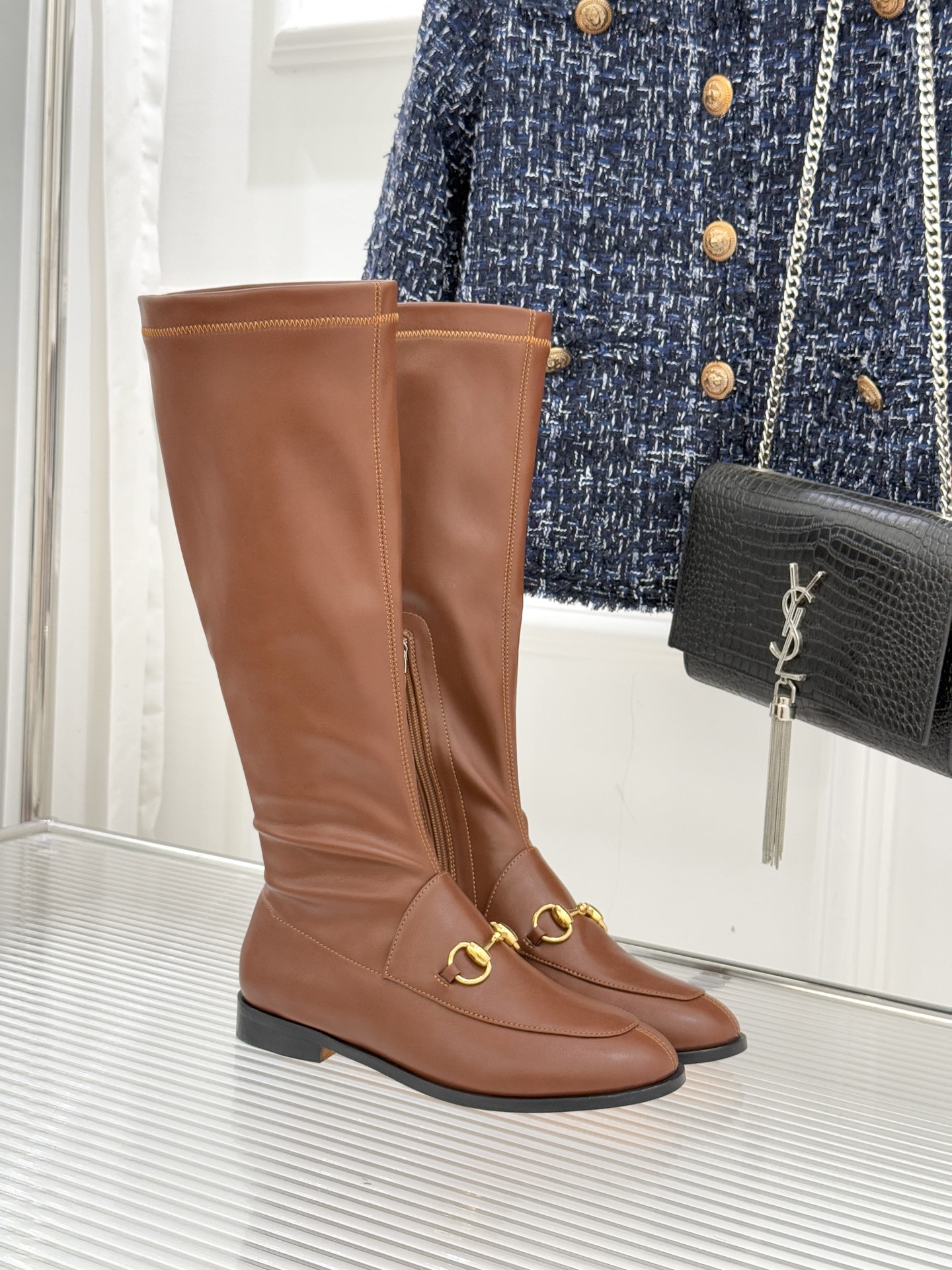 Gucci/古驰经典双G马衔扣复古乐福弹力靴当百年马术基因邂逅现代穿着哲学这款弹力靴便有了跨越时光的魅力