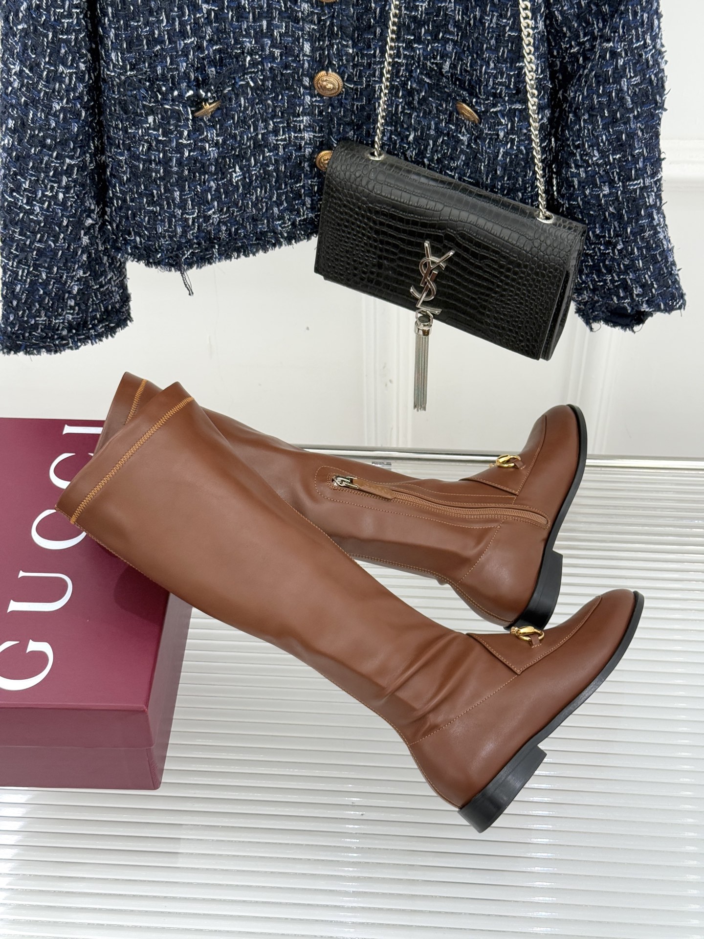 Gucci/古驰经典双G马衔扣复古乐福弹力靴当百年马术基因邂逅现代穿着哲学这款弹力靴便有了跨越时光的魅力