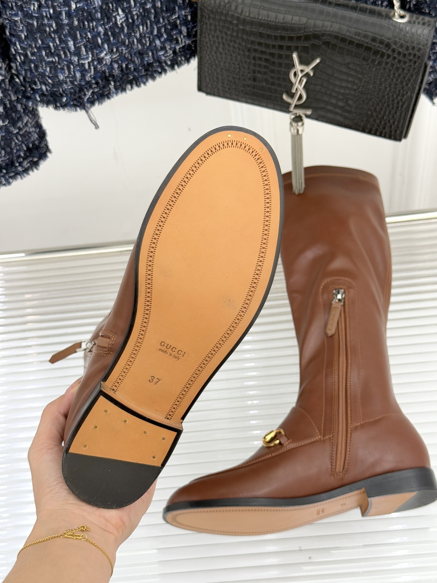 Gucci/古驰经典双G马衔扣复古乐福弹力靴当百年马术基因邂逅现代穿着哲学这款弹力靴便有了跨越时光的魅力