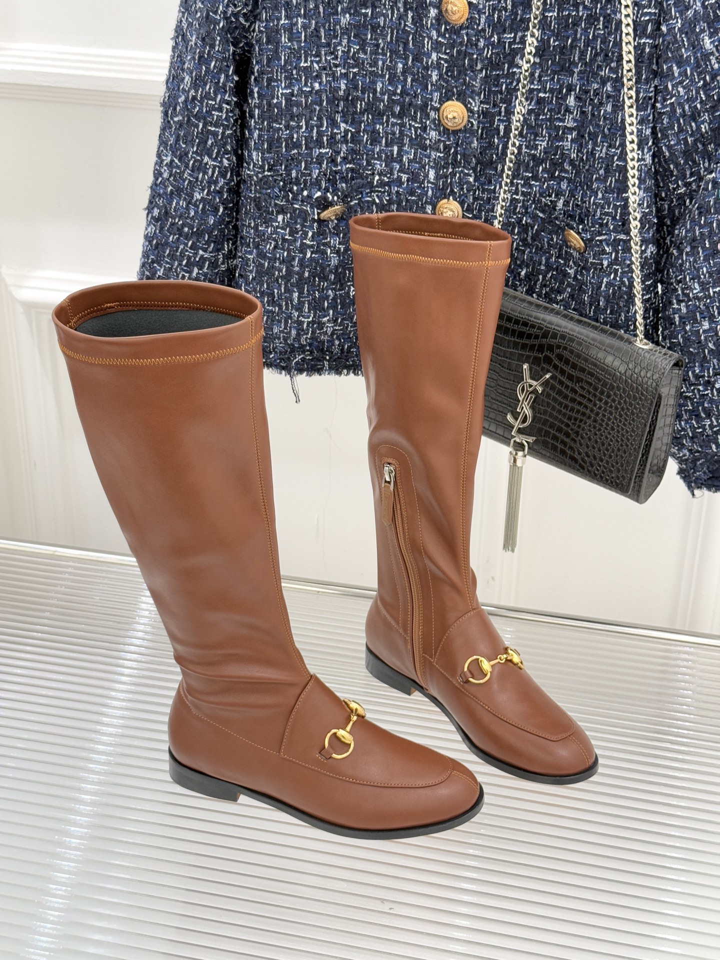 Gucci/古驰经典双G马衔扣复古乐福弹力靴当百年马术基因邂逅现代穿着哲学这款弹力靴便有了跨越时光的魅力