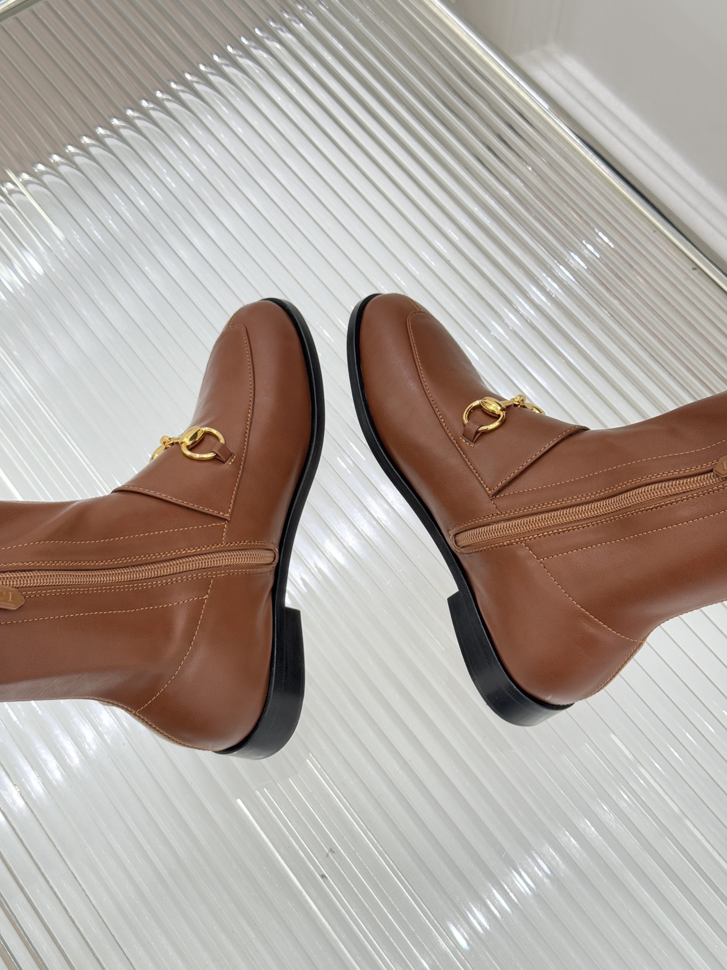 Gucci/古驰经典双G马衔扣复古乐福弹力靴当百年马术基因邂逅现代穿着哲学这款弹力靴便有了跨越时光的魅力