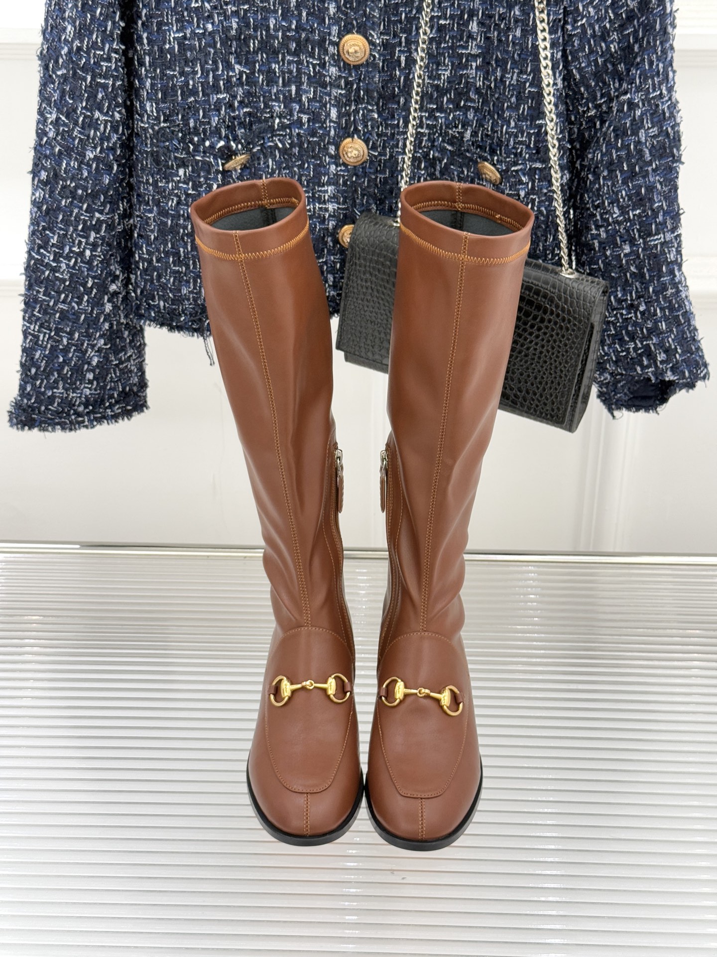 Gucci/古驰经典双G马衔扣复古乐福弹力靴当百年马术基因邂逅现代穿着哲学这款弹力靴便有了跨越时光的魅力