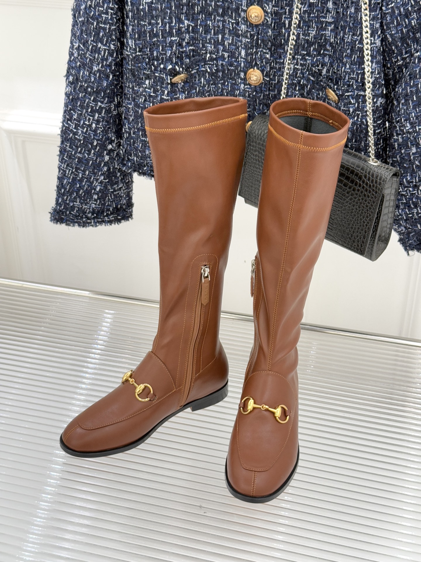 Gucci/古驰经典双G马衔扣复古乐福弹力靴当百年马术基因邂逅现代穿着哲学这款弹力靴便有了跨越时光的魅力