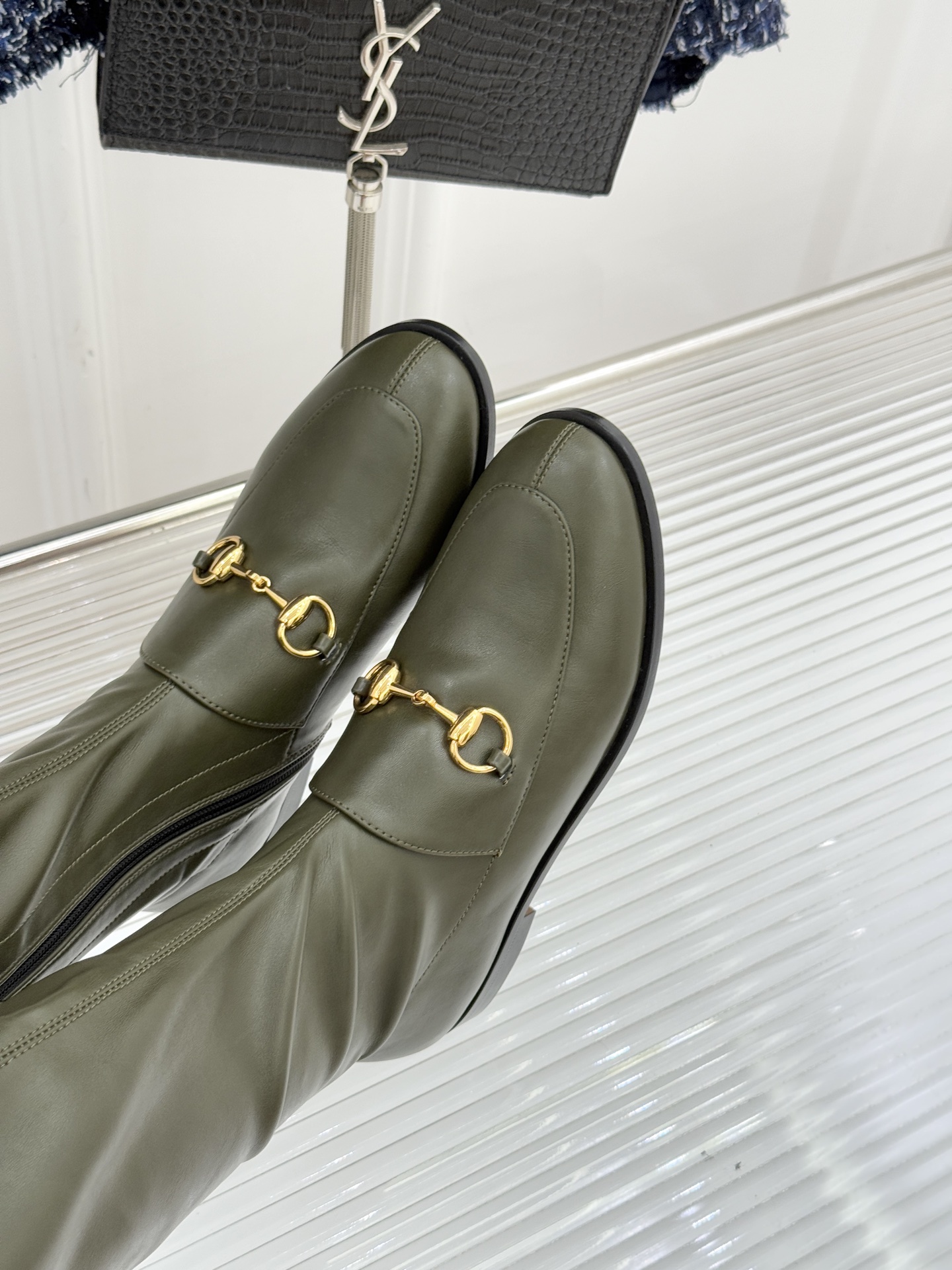 Gucci/古驰经典双G马衔扣复古乐福弹力靴当百年马术基因邂逅现代穿着哲学这款弹力靴便有了跨越时光的魅力