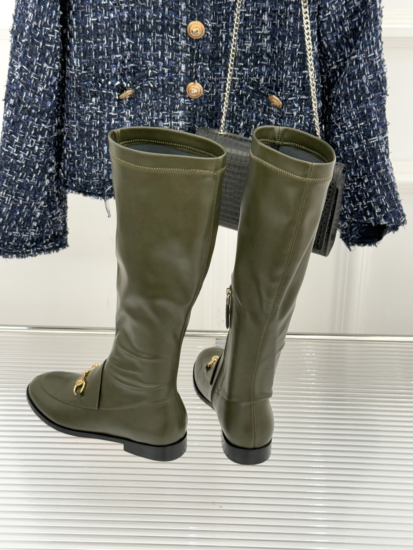 Gucci/古驰经典双G马衔扣复古乐福弹力靴当百年马术基因邂逅现代穿着哲学这款弹力靴便有了跨越时光的魅力