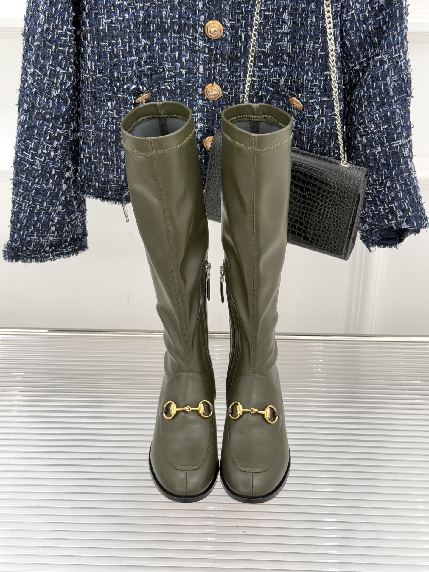 Gucci/古驰经典双G马衔扣复古乐福弹力靴当百年马术基因邂逅现代穿着哲学这款弹力靴便有了跨越时光的魅力