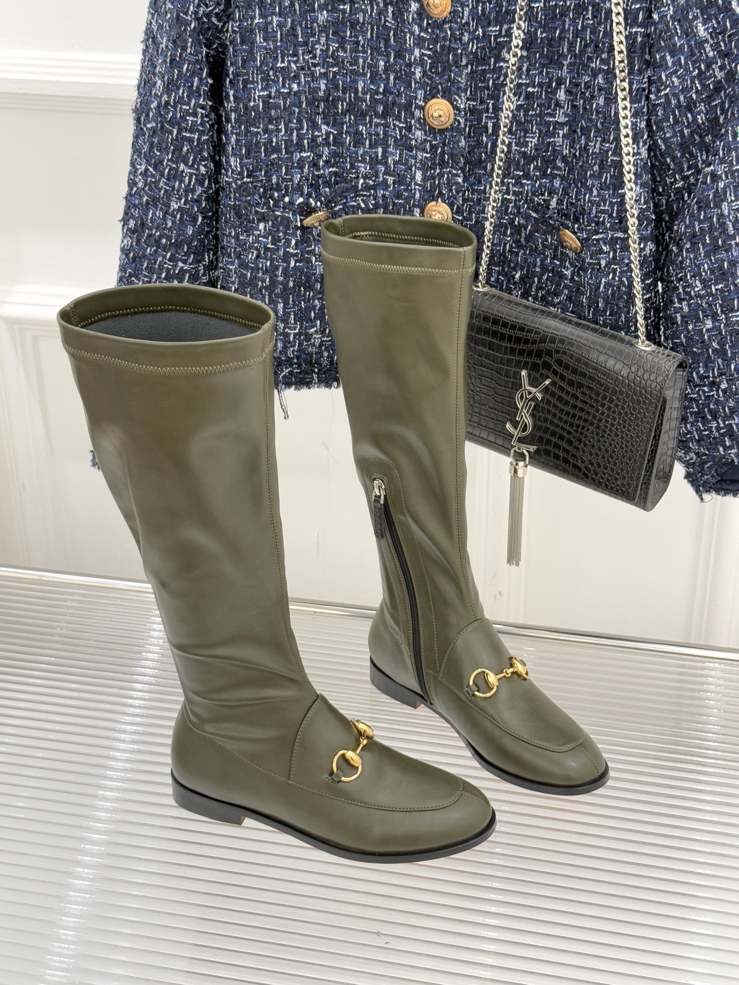 Gucci/古驰经典双G马衔扣复古乐福弹力靴当百年马术基因邂逅现代穿着哲学这款弹力靴便有了跨越时光的魅力