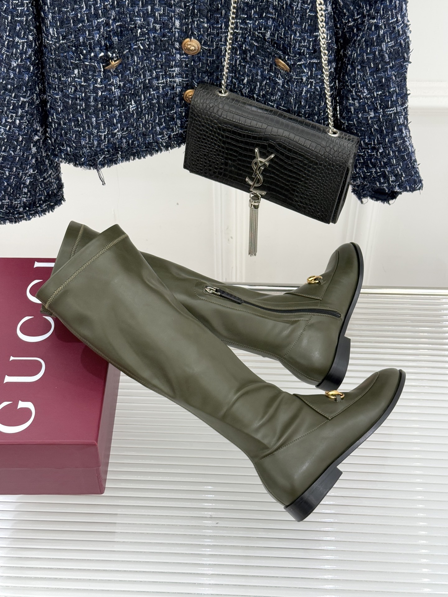 Gucci/古驰经典双G马衔扣复古乐福弹力靴当百年马术基因邂逅现代穿着哲学这款弹力靴便有了跨越时光的魅力