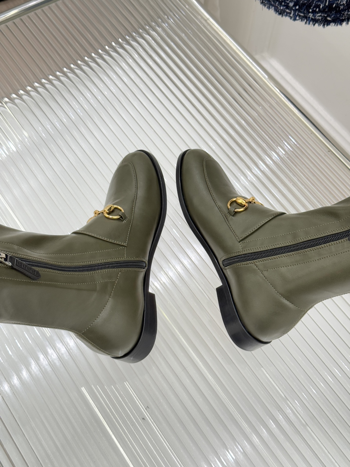 Gucci/古驰经典双G马衔扣复古乐福弹力靴当百年马术基因邂逅现代穿着哲学这款弹力靴便有了跨越时光的魅力