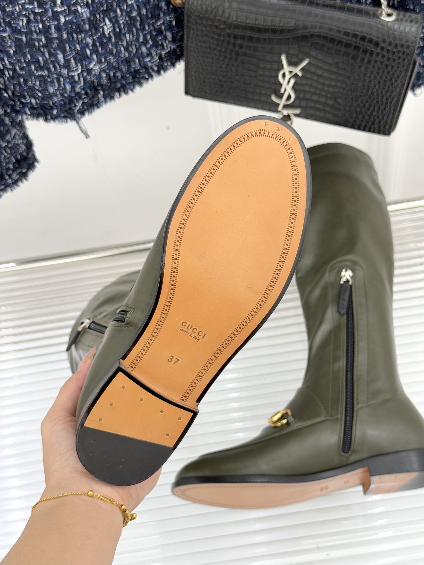 Gucci/古驰经典双G马衔扣复古乐福弹力靴当百年马术基因邂逅现代穿着哲学这款弹力靴便有了跨越时光的魅力