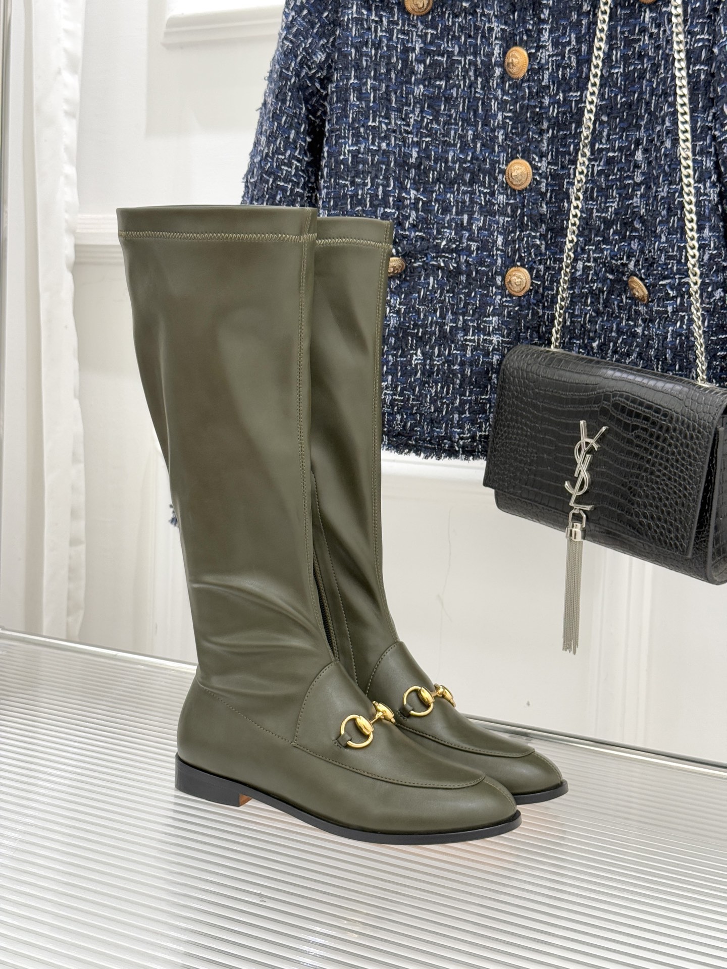 Gucci/古驰经典双G马衔扣复古乐福弹力靴当百年马术基因邂逅现代穿着哲学这款弹力靴便有了跨越时光的魅力